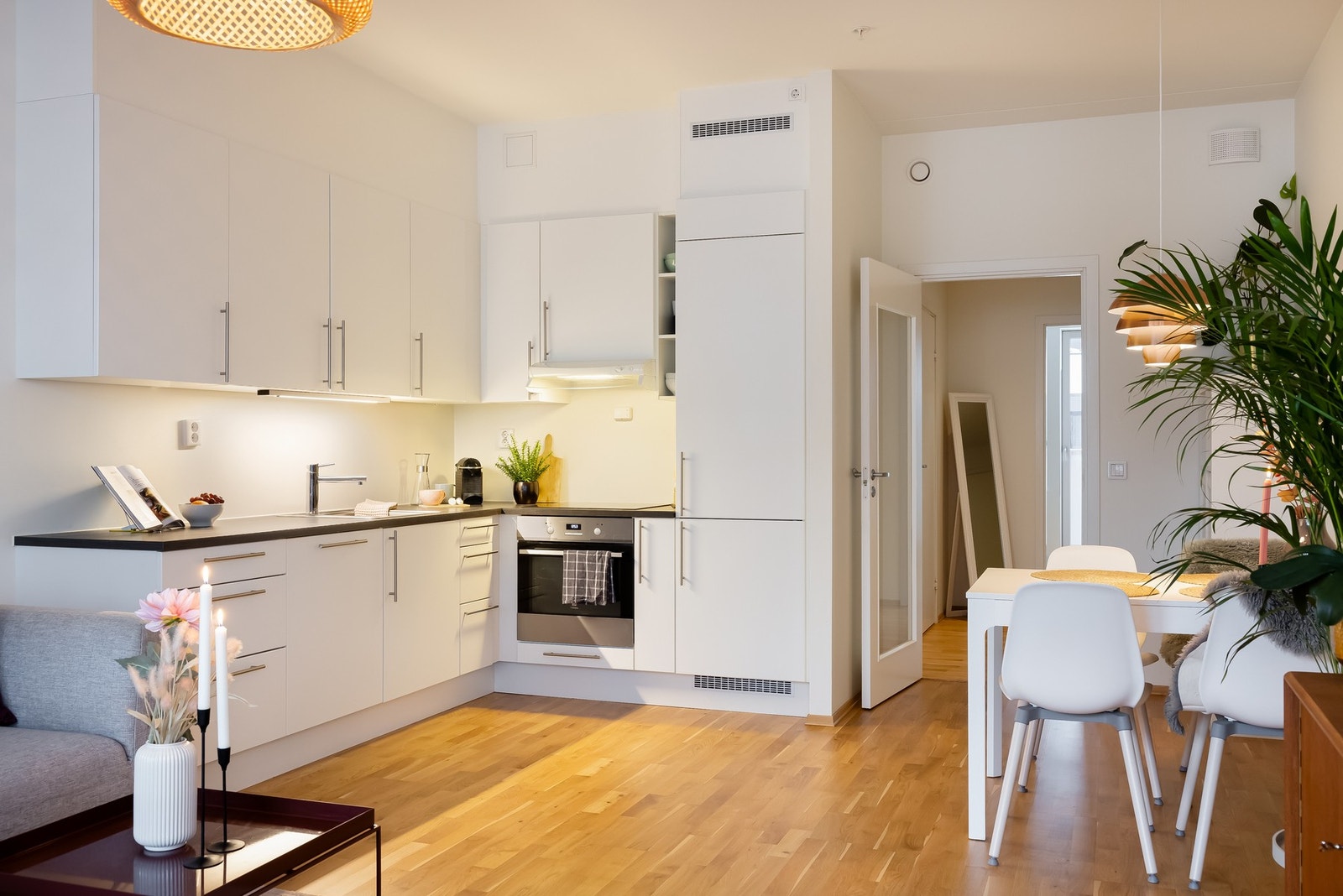 Kjøkkeninnredningen er lys og tidløs. Innredningen har slette fronter og laminat benkeplate med nedfelt oppvaskkum i rustfritt stål. Galleribilde