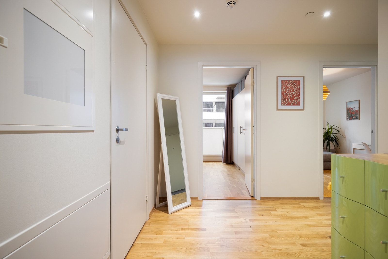 Det er dør mellom den åpne stue- og kjøkkenløsningen, og videre inn til entreen og soveromsdelen. Galleribilde