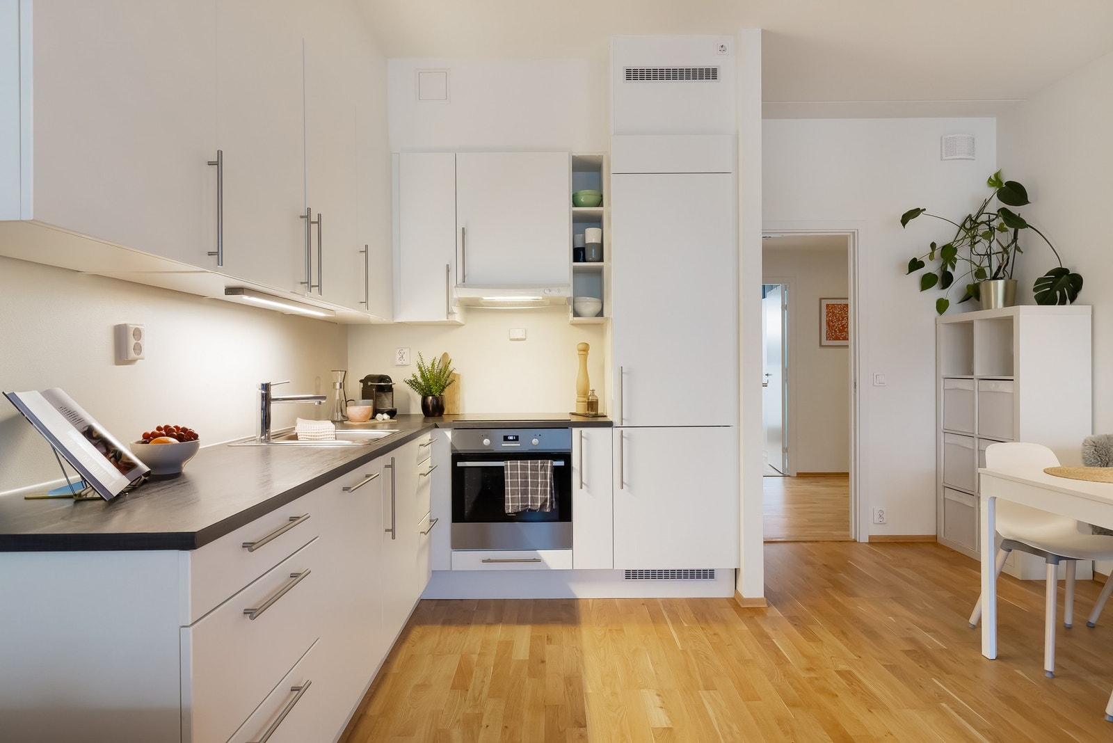 Av integrerte hvitevarer er det kjøleskap med fryser, oppvaskmaskin, stekeovn og induksjonstopp - disse medfølger naturligvis ved salg. Galleribilde