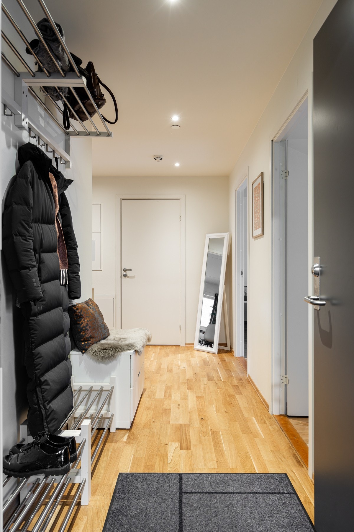 Entreen er romslig og har med det god plass til oppbevaringsmøblement, knaggrekke og speil mm. Av ekstern lagring medfølger det en bod på totalt 8 kvm. Galleribilde