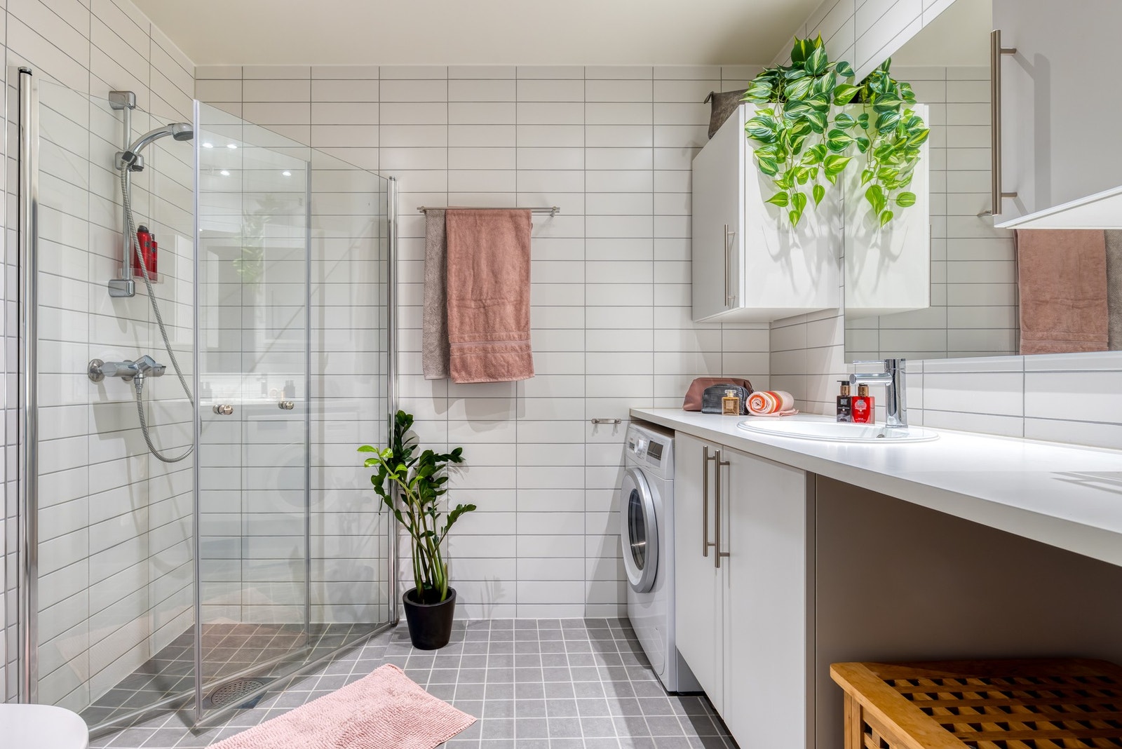 Delikat, flislagt baderom med varme i gulv og downlights i himling. Galleribilde