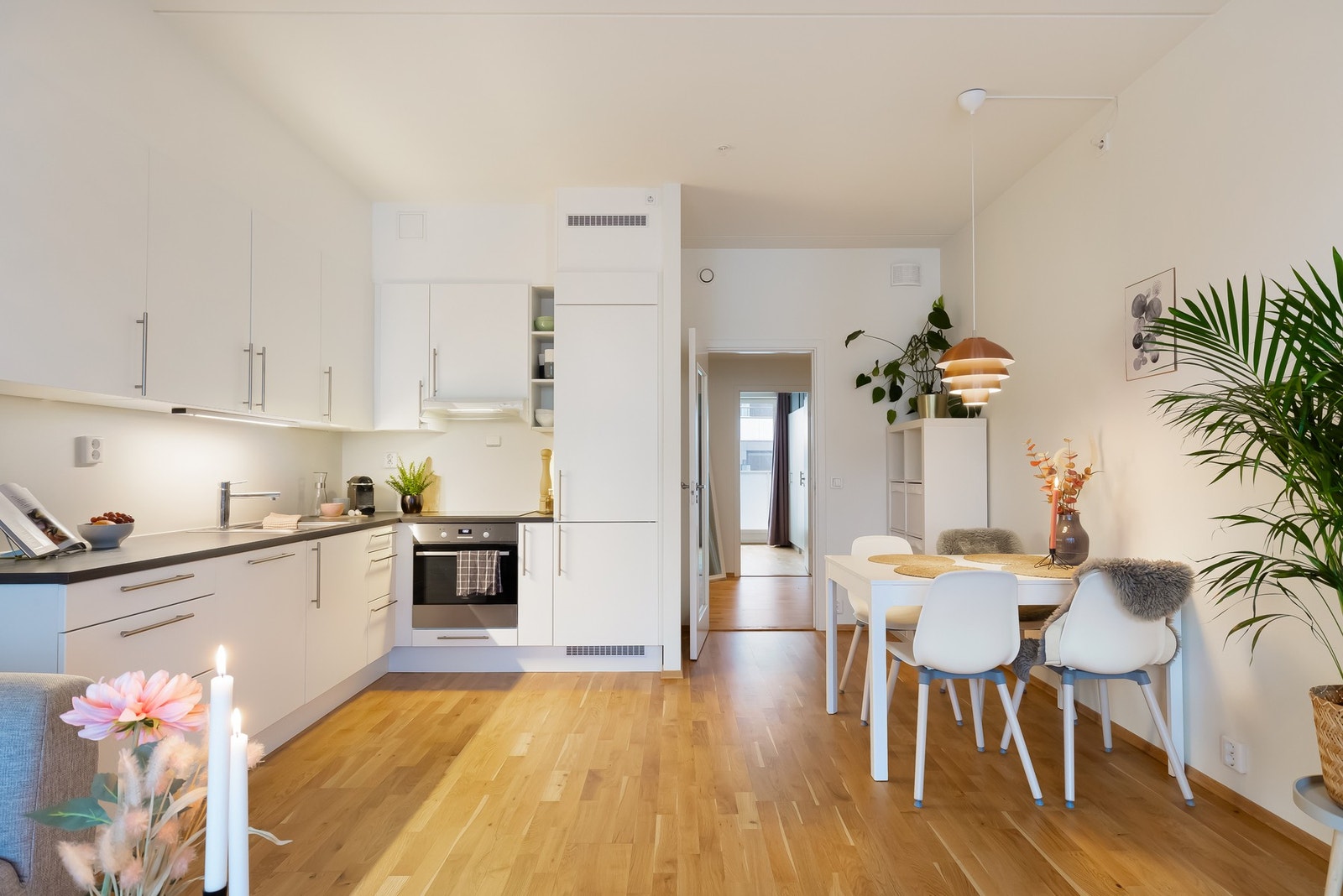 Kjøkkenet er godt utnyttet og har mye skap- og benkeplass. Galleribilde