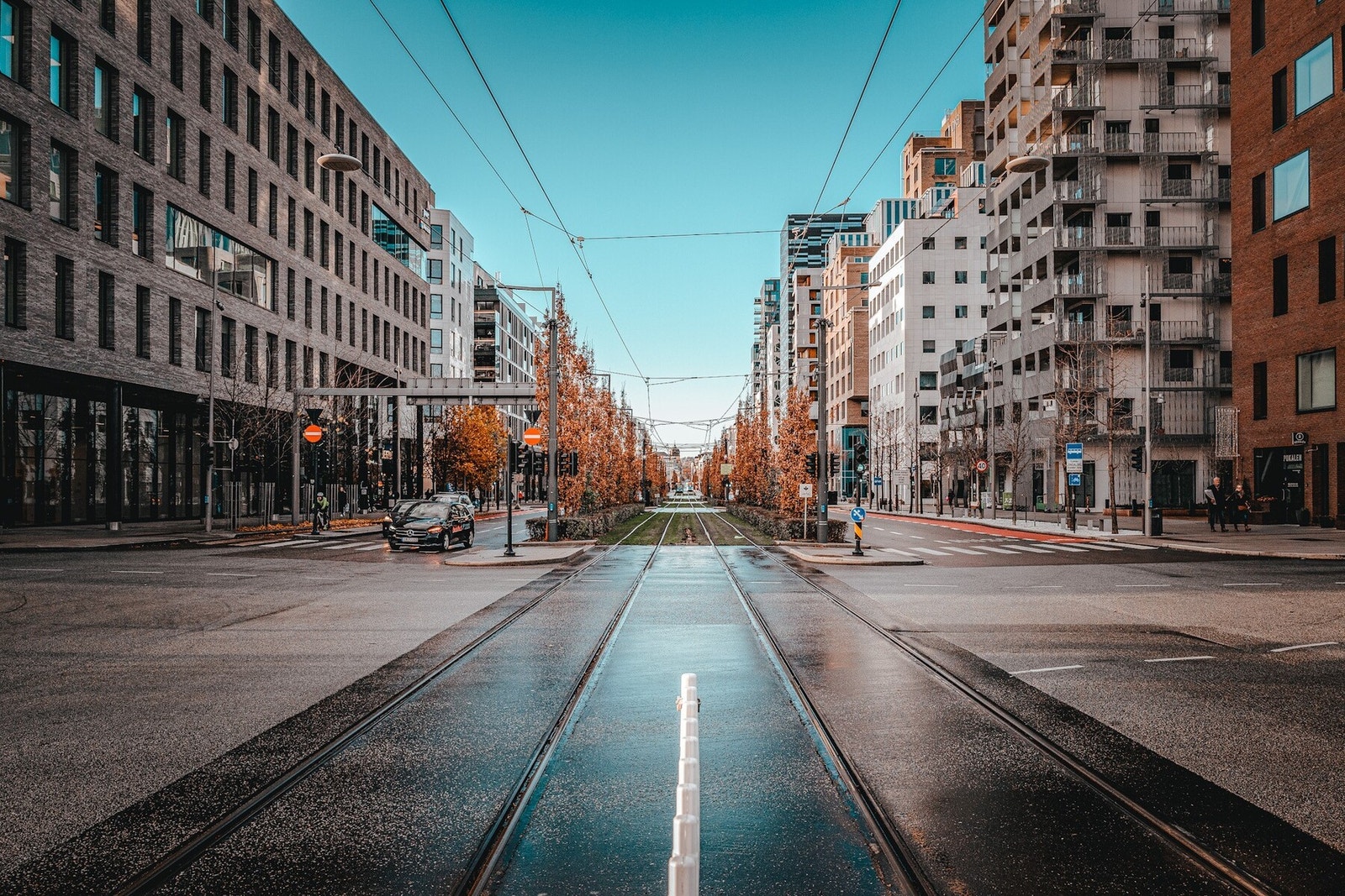 Med 54-bussen fra Kværnerbyen tar det ca. 6 minutter til Bjørvika. Tar du beina fatt tar det ca. 20 min å gå. Alternativt kan du også suse ned på noen minutter med en sparkesykkel. Galleribilde