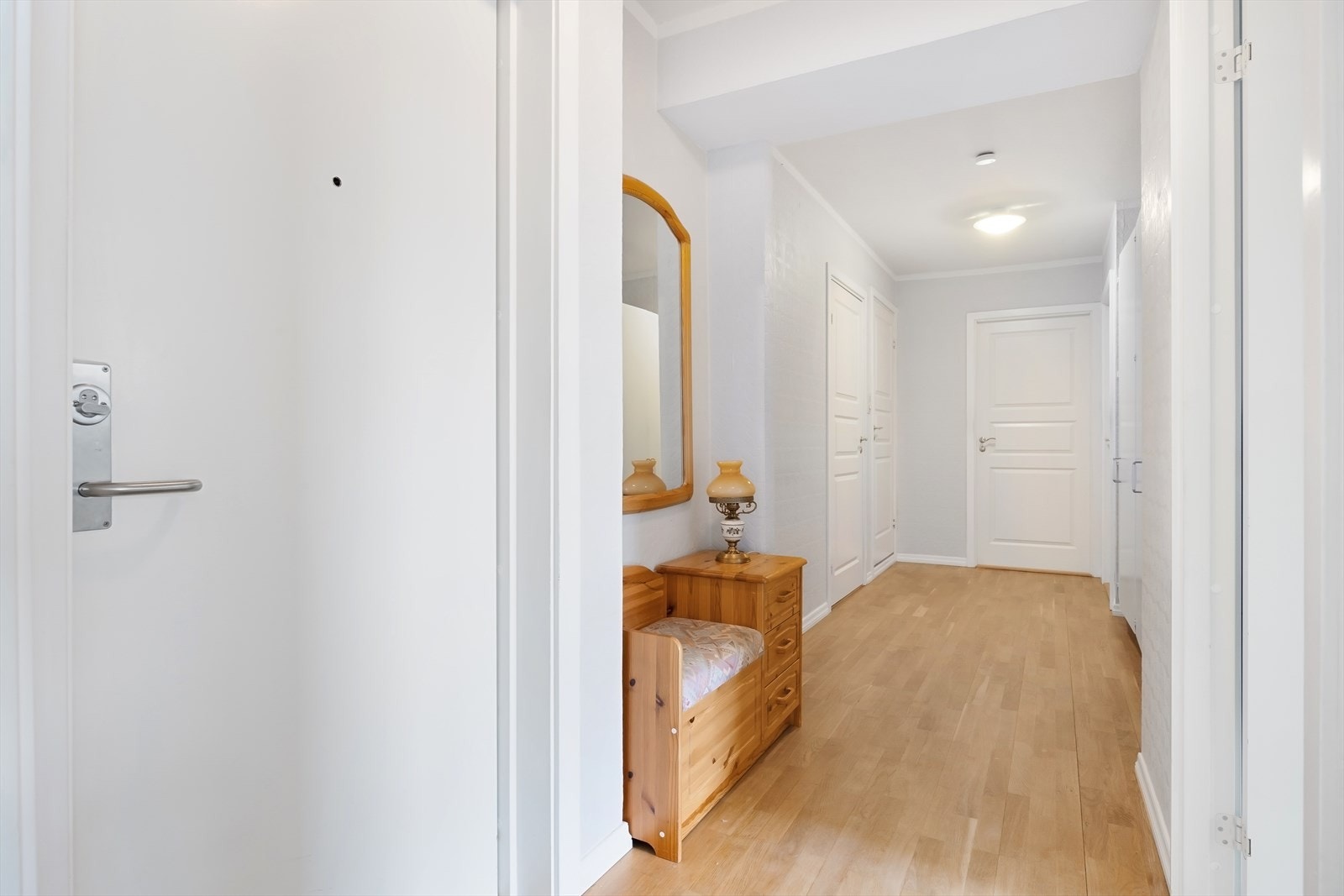 Entréen er romslig og innehar god plass til oppbevaringsmøblement for yttertøy og sko. Galleribilde