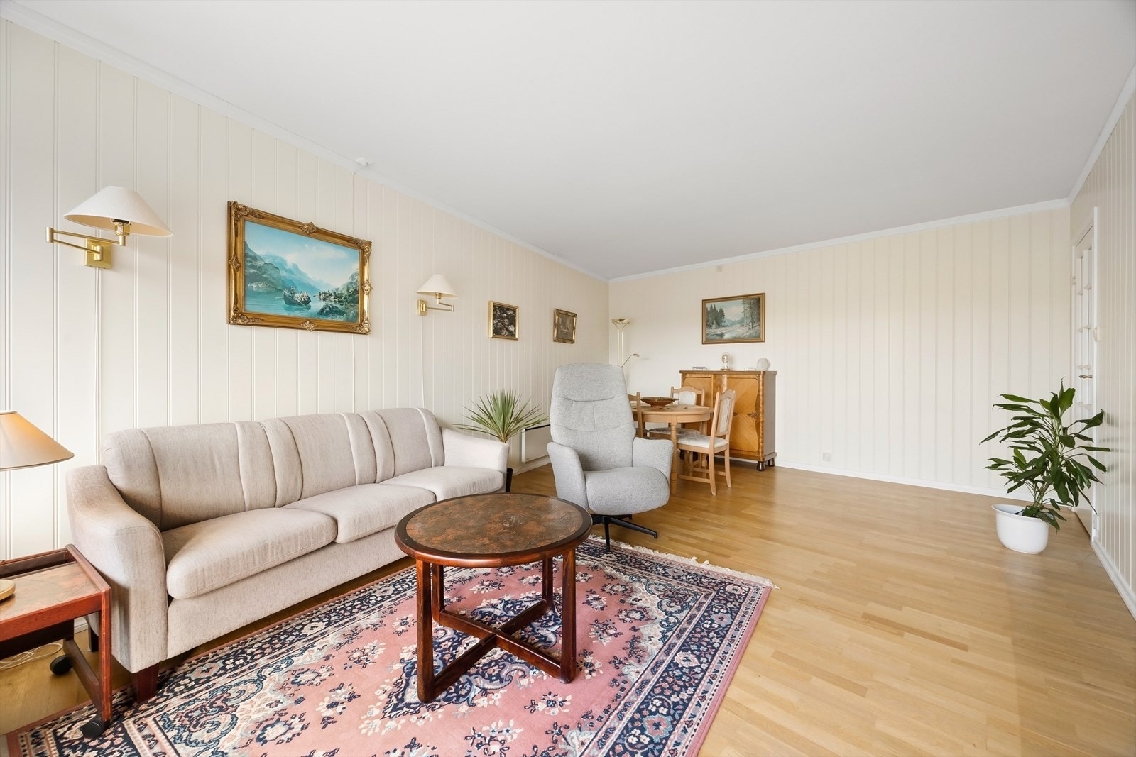 Stuen er lys og romslig, med god plass til sofagruppe, spisebord og øvrig ønsket møblement. Galleribilde