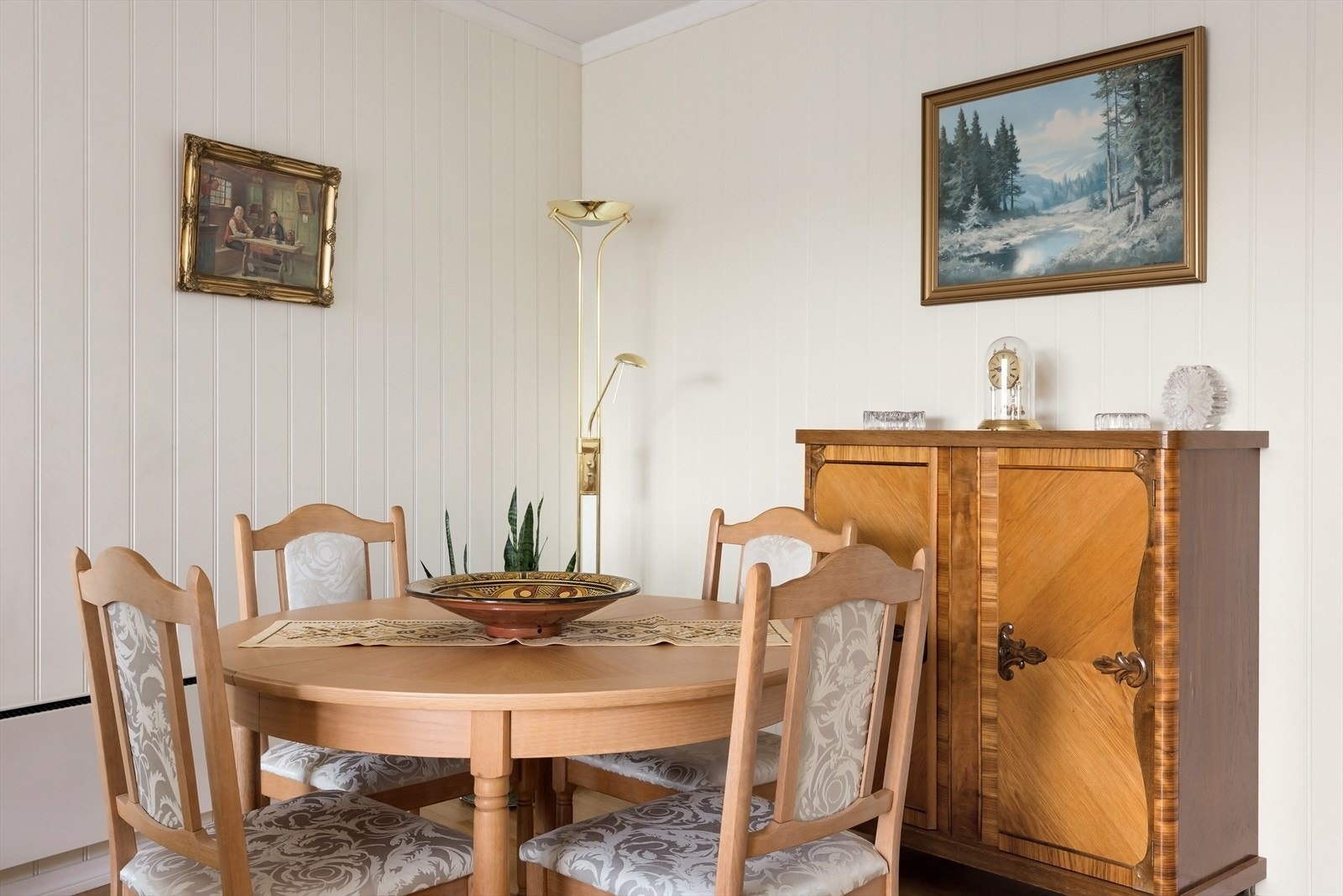 Veggene er kledd med lysmalt platekledning og gulvet er belagt med parkett. Galleribilde
