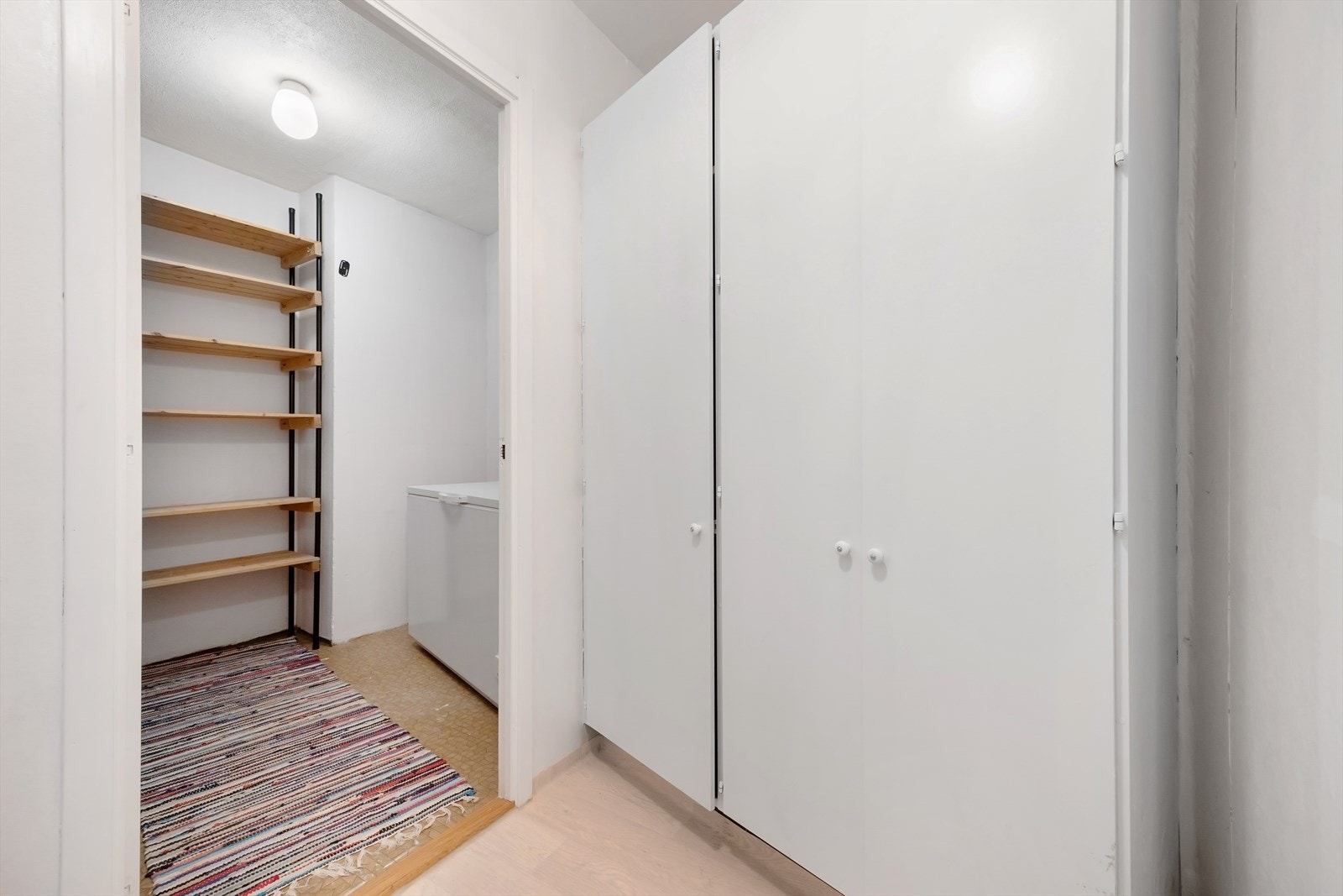 To innvendige boder tilfører leiligheten godt med bodplass. Galleribilde