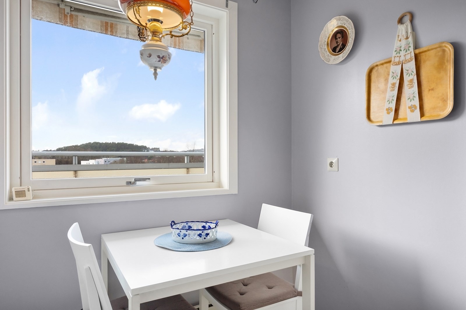 Det er plass til å møblere med et lite spisebord borte ved vinduet. Galleribilde