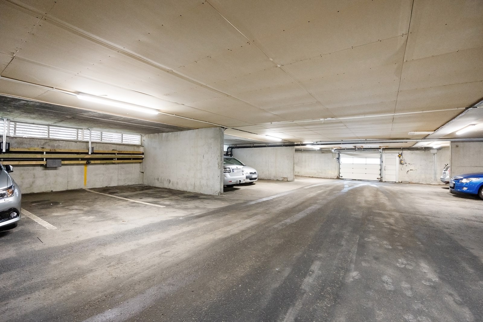 Leiligheten disponerer en fast parkeringsplass i felles garasjeanlegg. Galleribilde