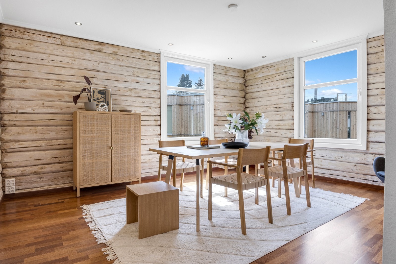 Den ene stuen har et flott særpreg med originale tømmervegger Galleribilde