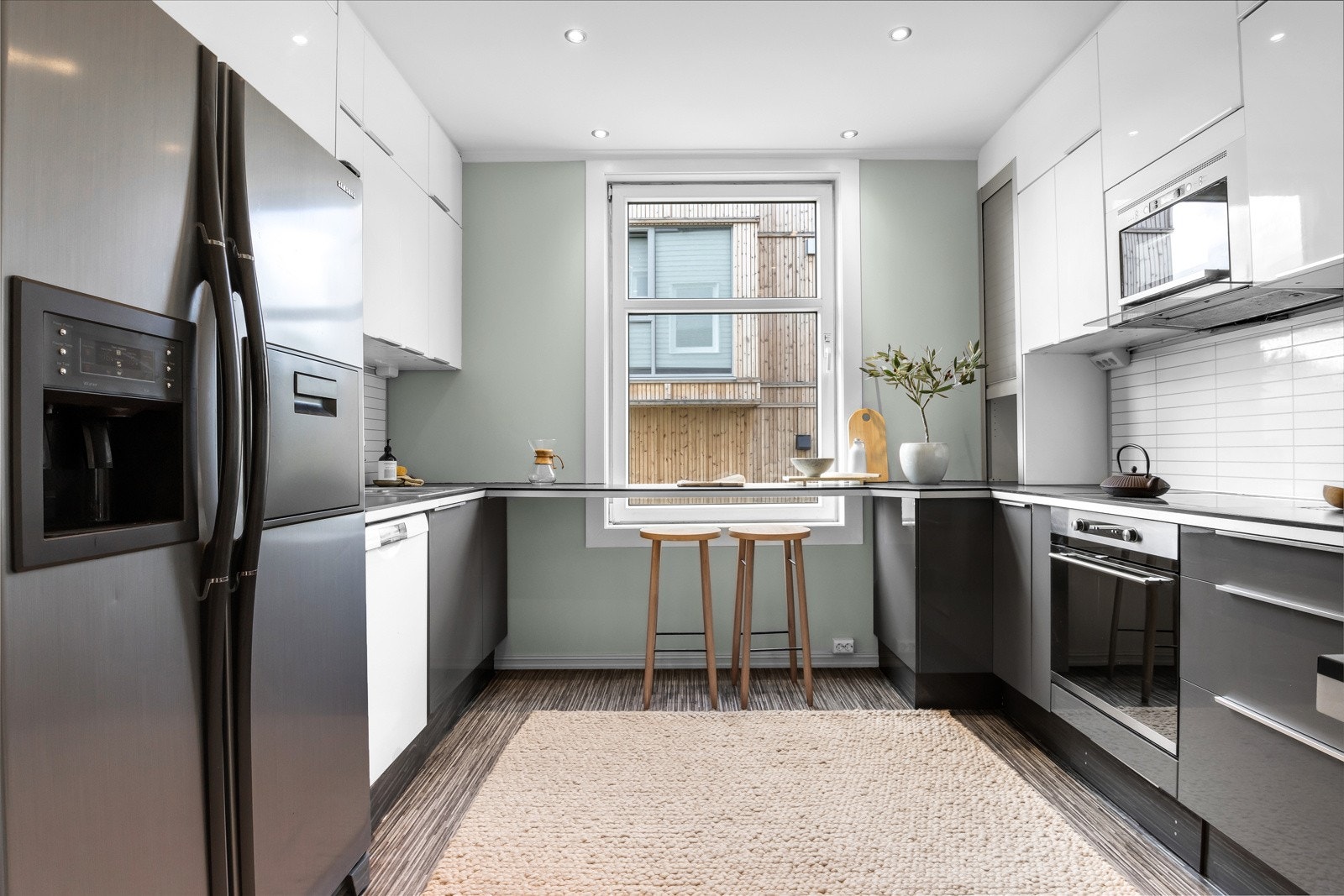 Kjøkkenet ligger i eget rom og har innredning montert langs tre vegger Galleribilde