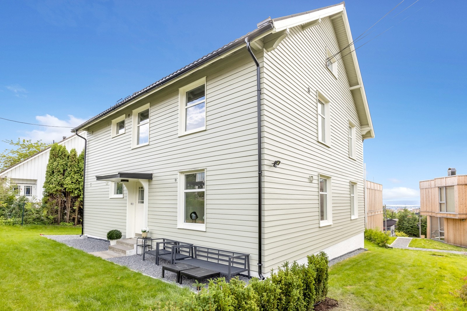 Foran inngangspartiet er det gruset plass og støpt 2-trinns trapp til ytterdøren Galleribilde