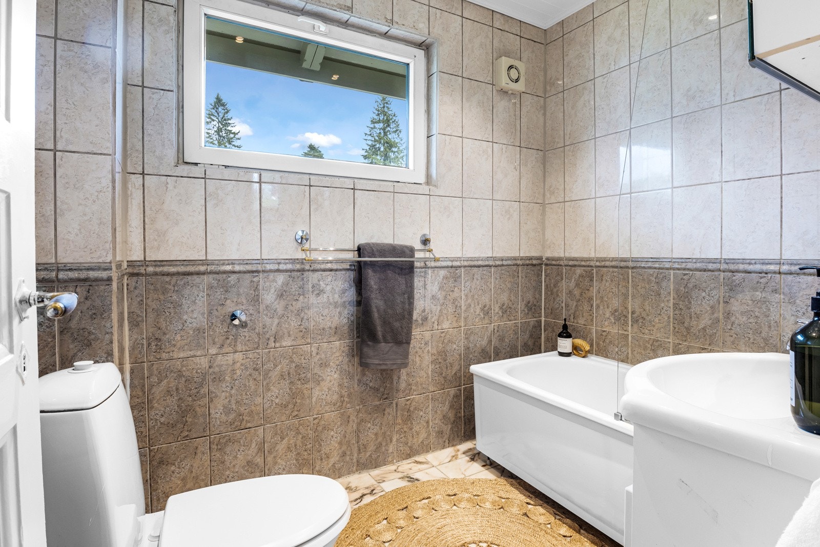 Badet i andre etasje er likt i størrelse og har samme type overflater. I stedet for dusjhjørnet er det installert et badekar Galleribilde