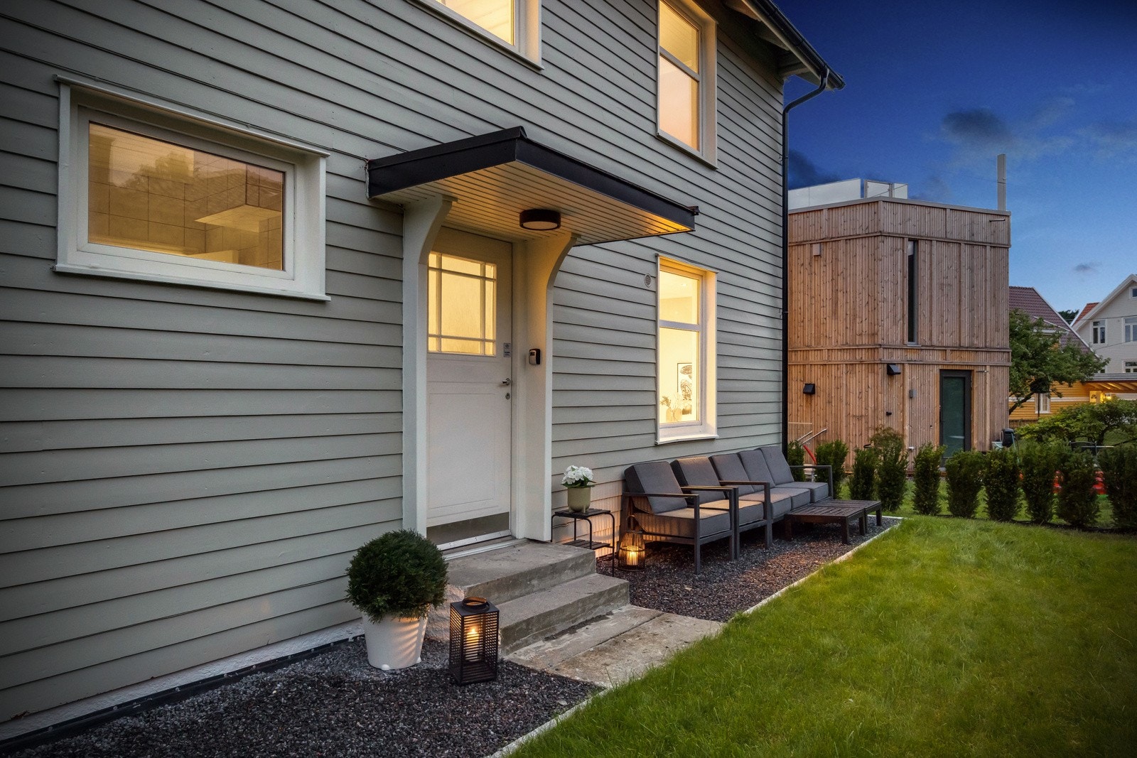 Det ble drenert rundt boligen i 2022 og hagen har nylagt ferdigplen Galleribilde