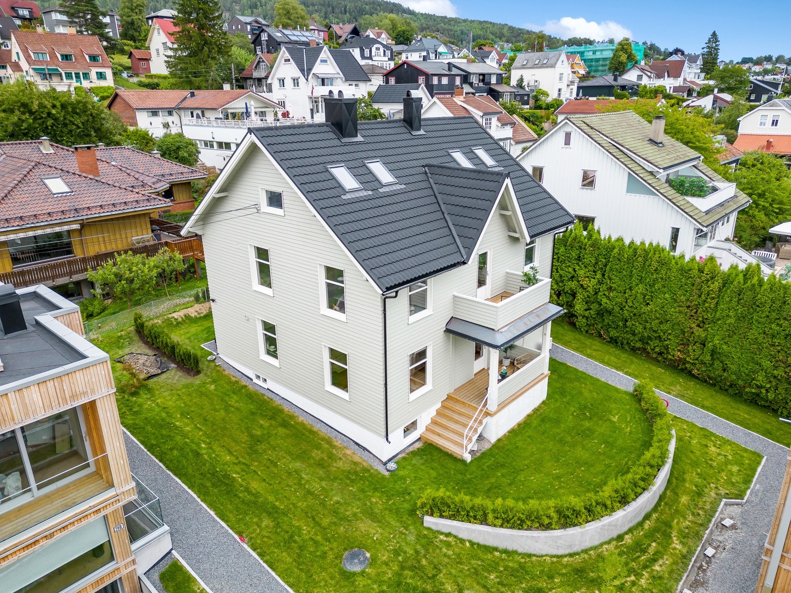 Boligen er nylig påkostet med ny taktekking og drenering Galleribilde