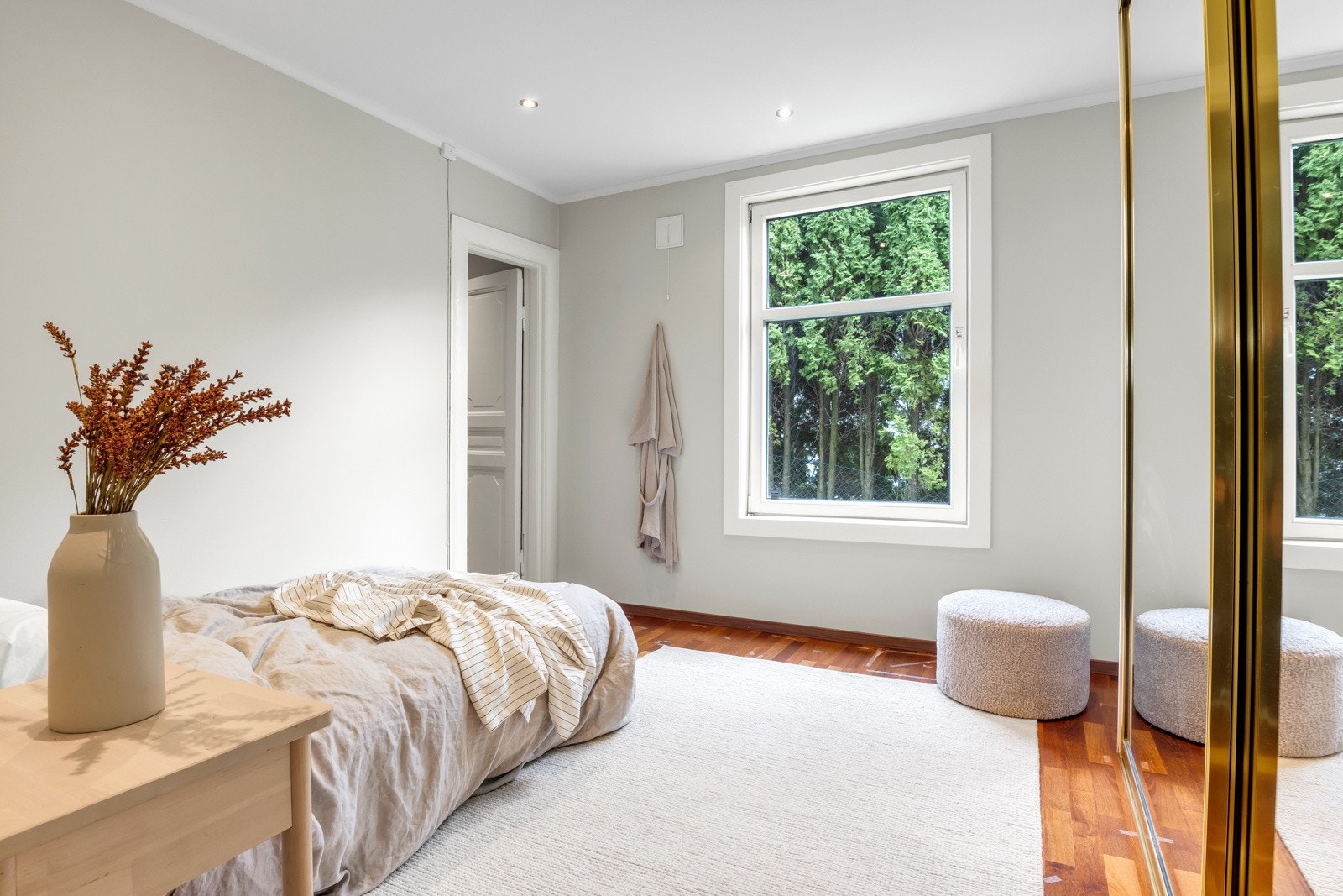 Soverommet i første etasje har i tillegg skyvedørsgarderobe med speilfronter Galleribilde