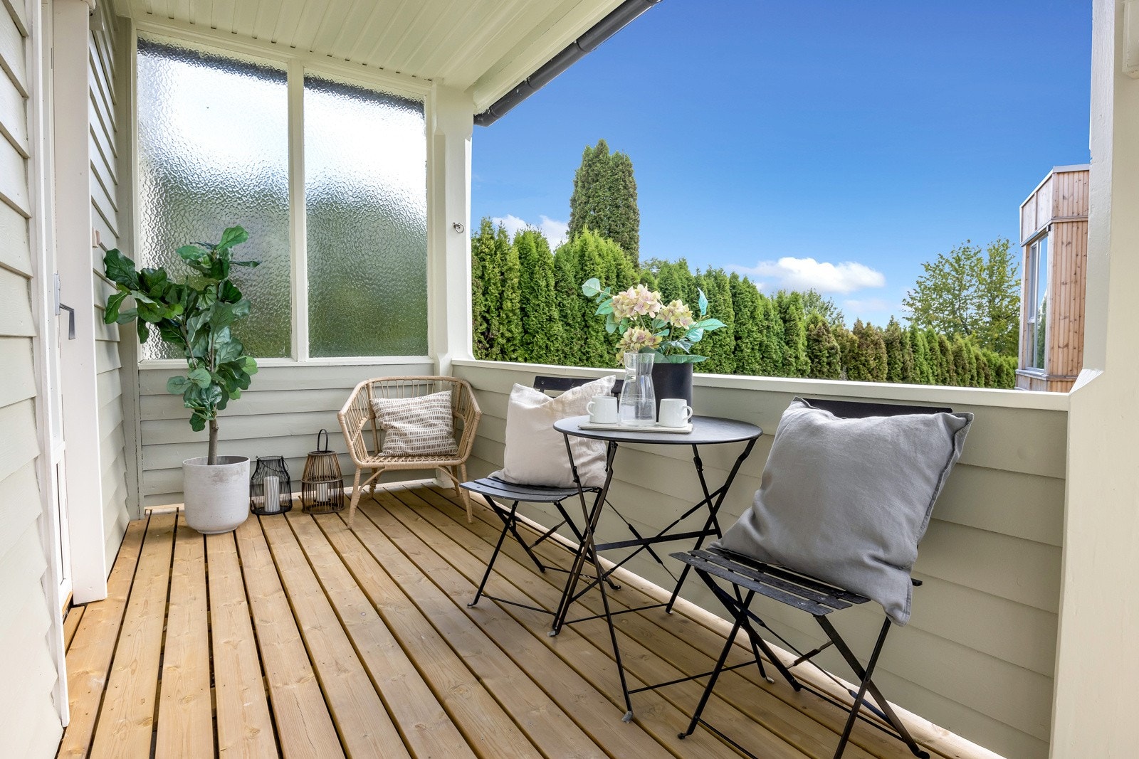 Terrassen har innfelte glass på den ene siden som gjør den ekstra lun Galleribilde