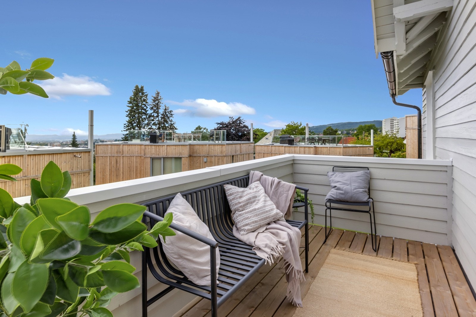 Fra stuen i 2. etasje er det utgang til solrik veranda Galleribilde