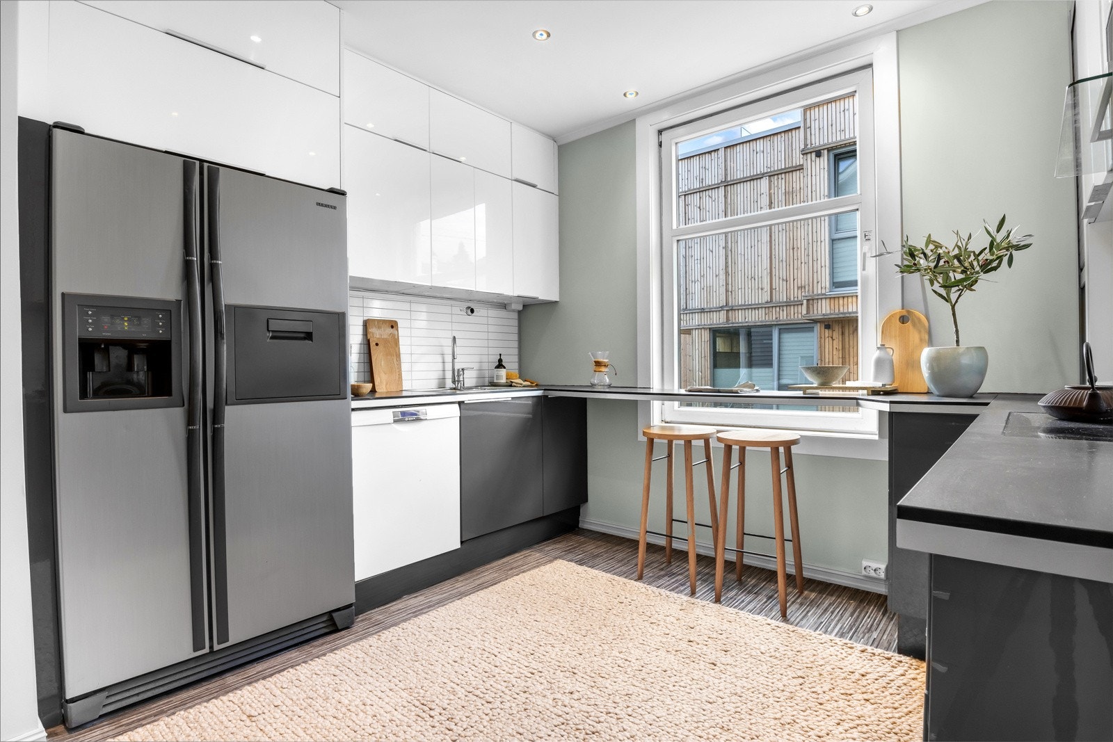 Foran vinduet er det barløsning med to sitteplasser langs benkeplaten Galleribilde