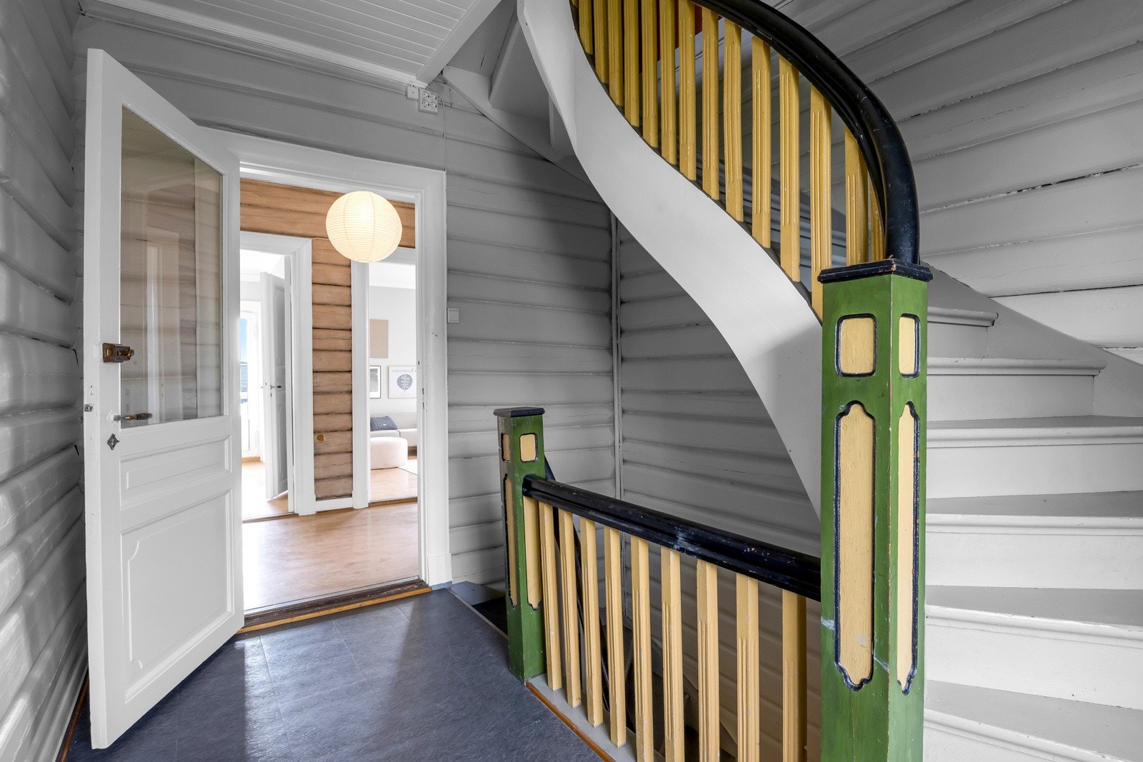 Romslig trappegang som også tar dere videre opp til loftet Galleribilde