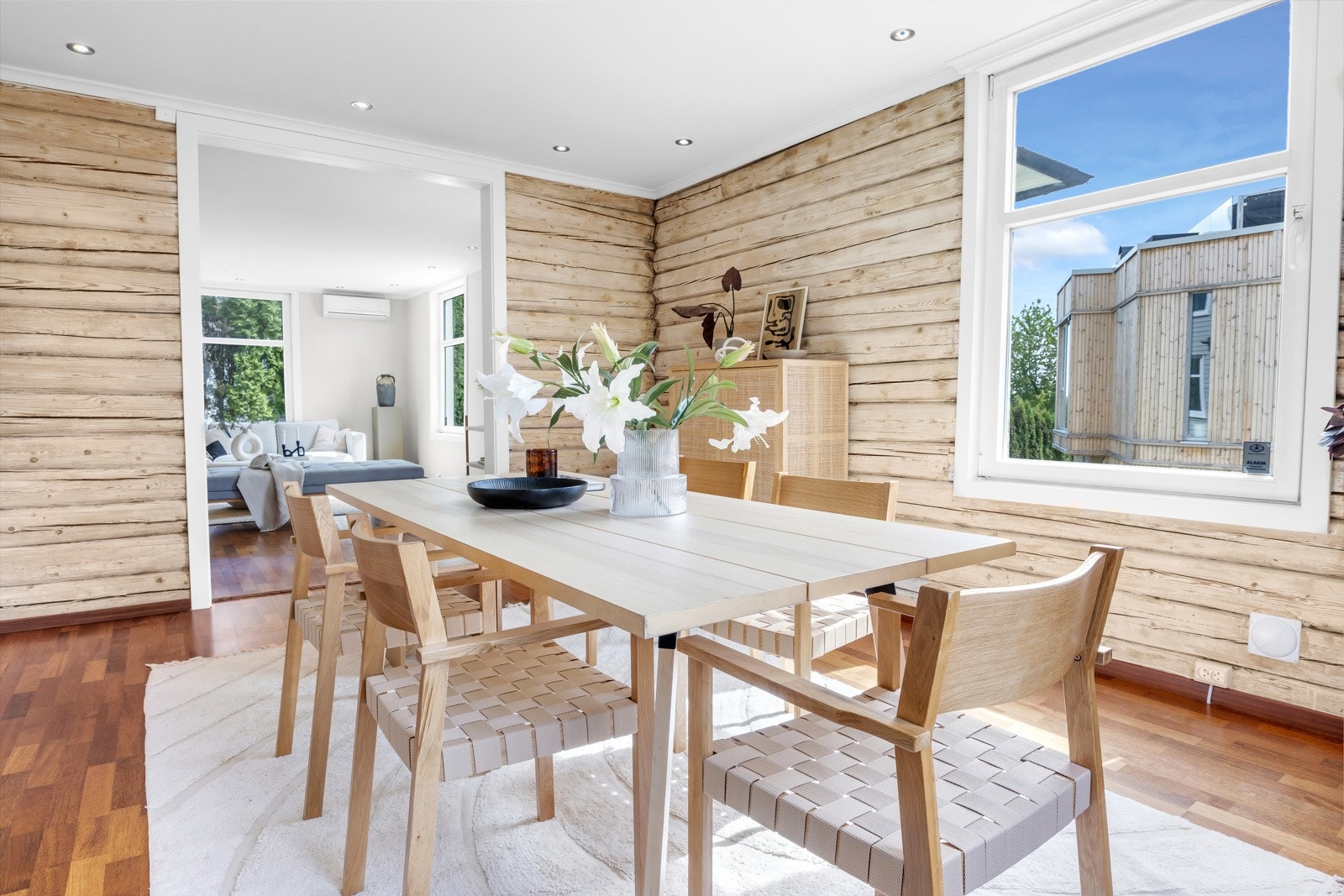 Stuene har god kontakt via bred åpning mellom rommene Galleribilde