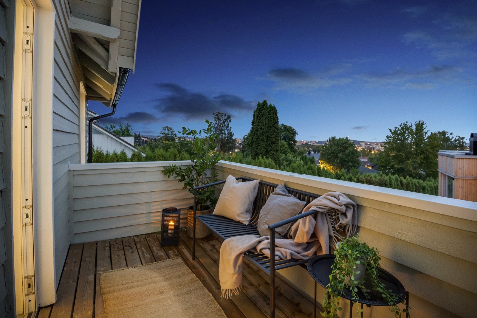 Det er plass til sittegruppe Galleribilde