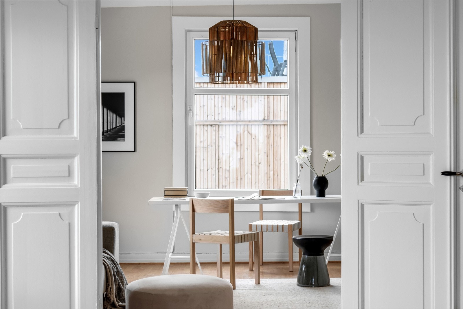 Stuene ligger adskilt, men har doble dører mellom rommene Galleribilde