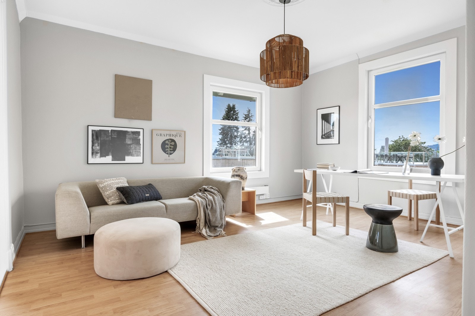 Stuen har god plass til spisebord og sittegruppe Galleribilde