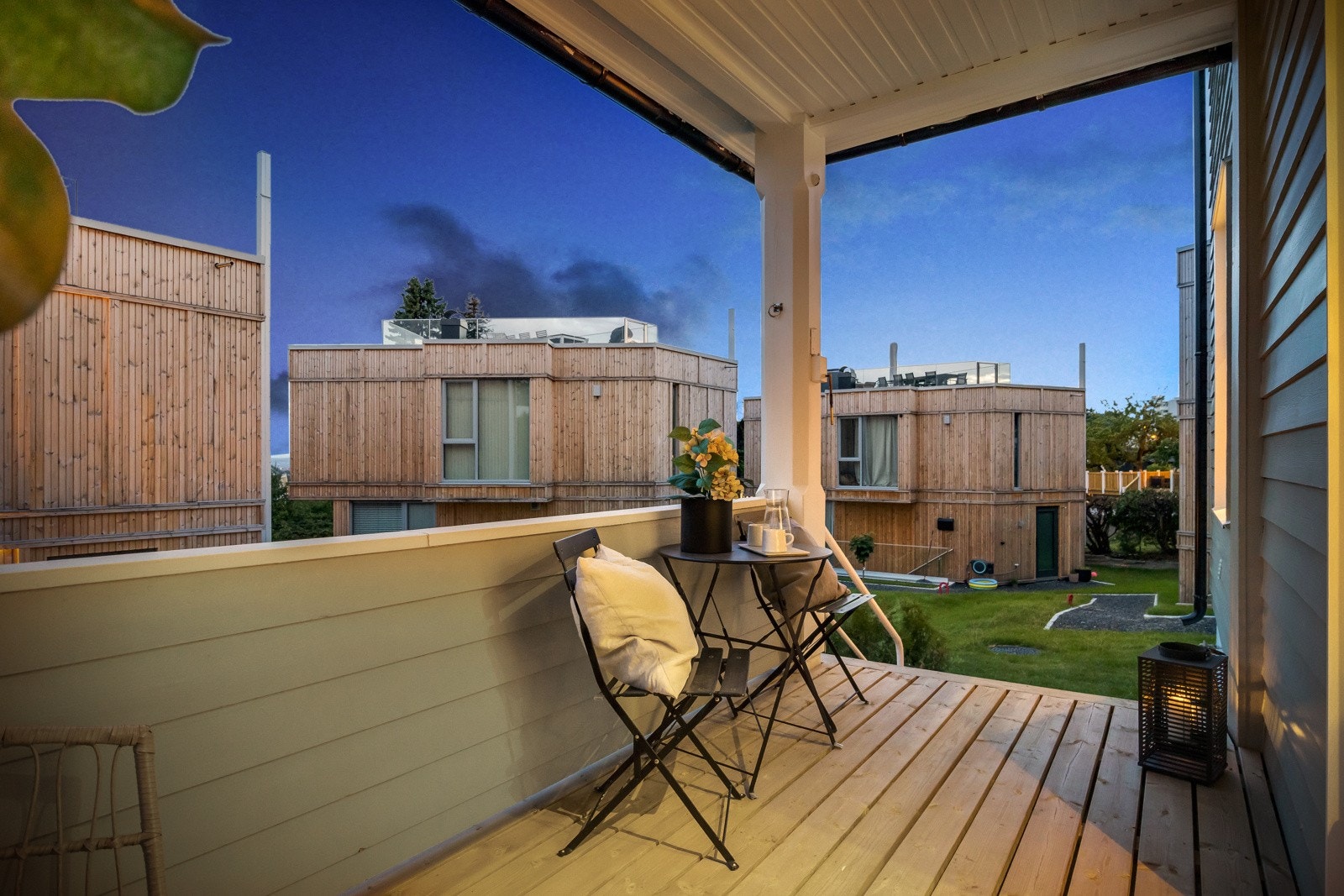 Terrassen har trapp ned til hagen Galleribilde