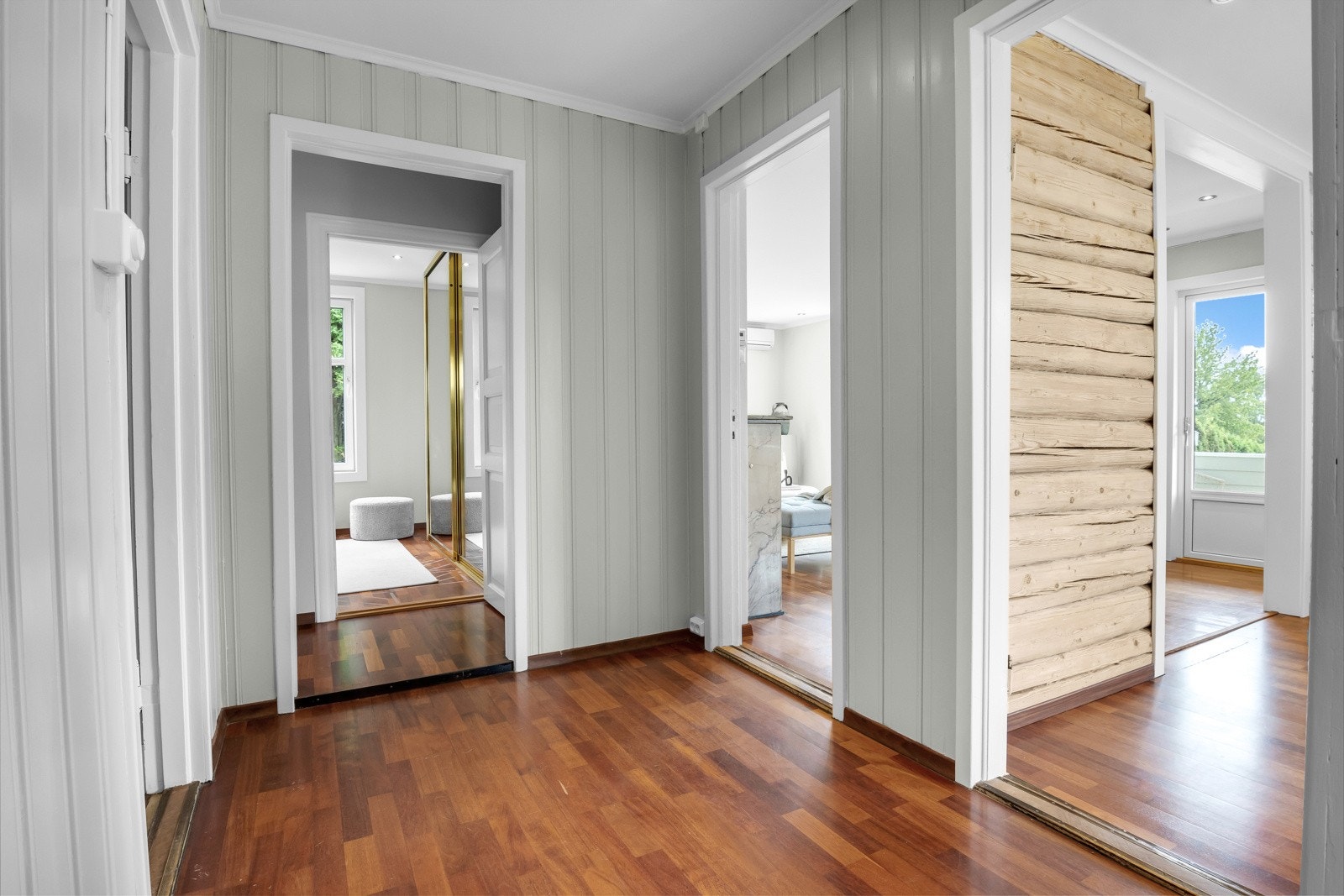 Fra entreen er det dør til en gang med parkett Galleribilde