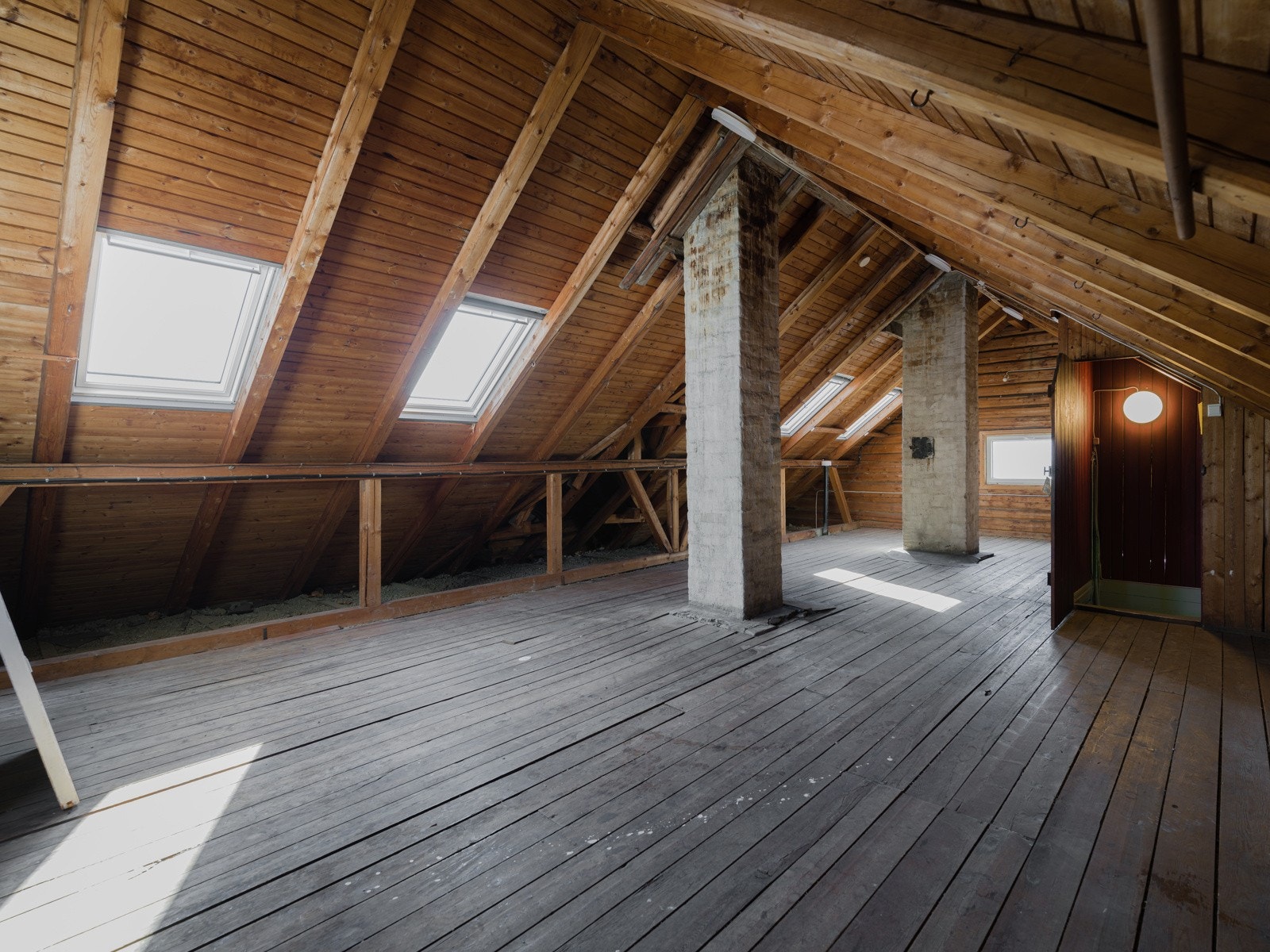 Undertak på loft er diffusjonsåpen, noe som gjør at det kan isoleres rett opp mot rupanel på innsiden Galleribilde