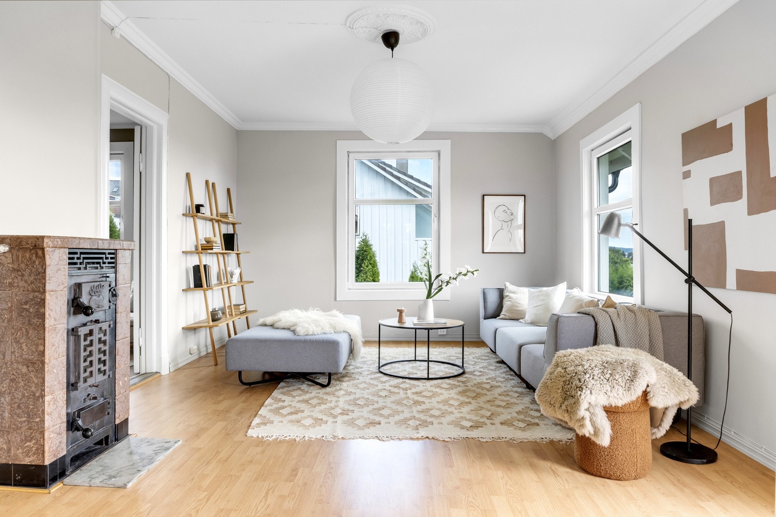 I den største av stuene er det vedkamin og utgang til veranda Galleribilde