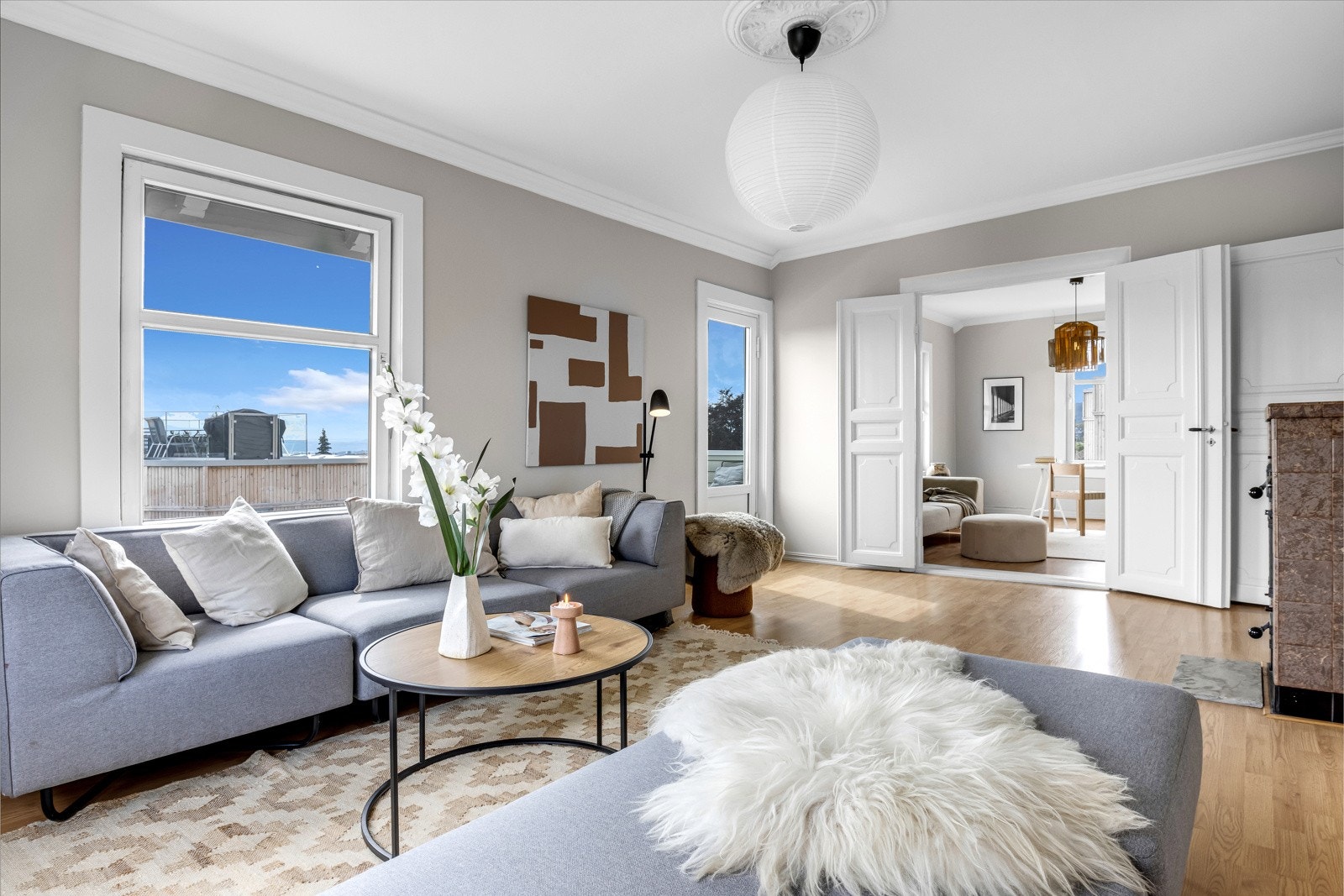 I andre etasje har boligen to fine stuer som begge har hjørneplassering med dagslys inn fra to retninger Galleribilde