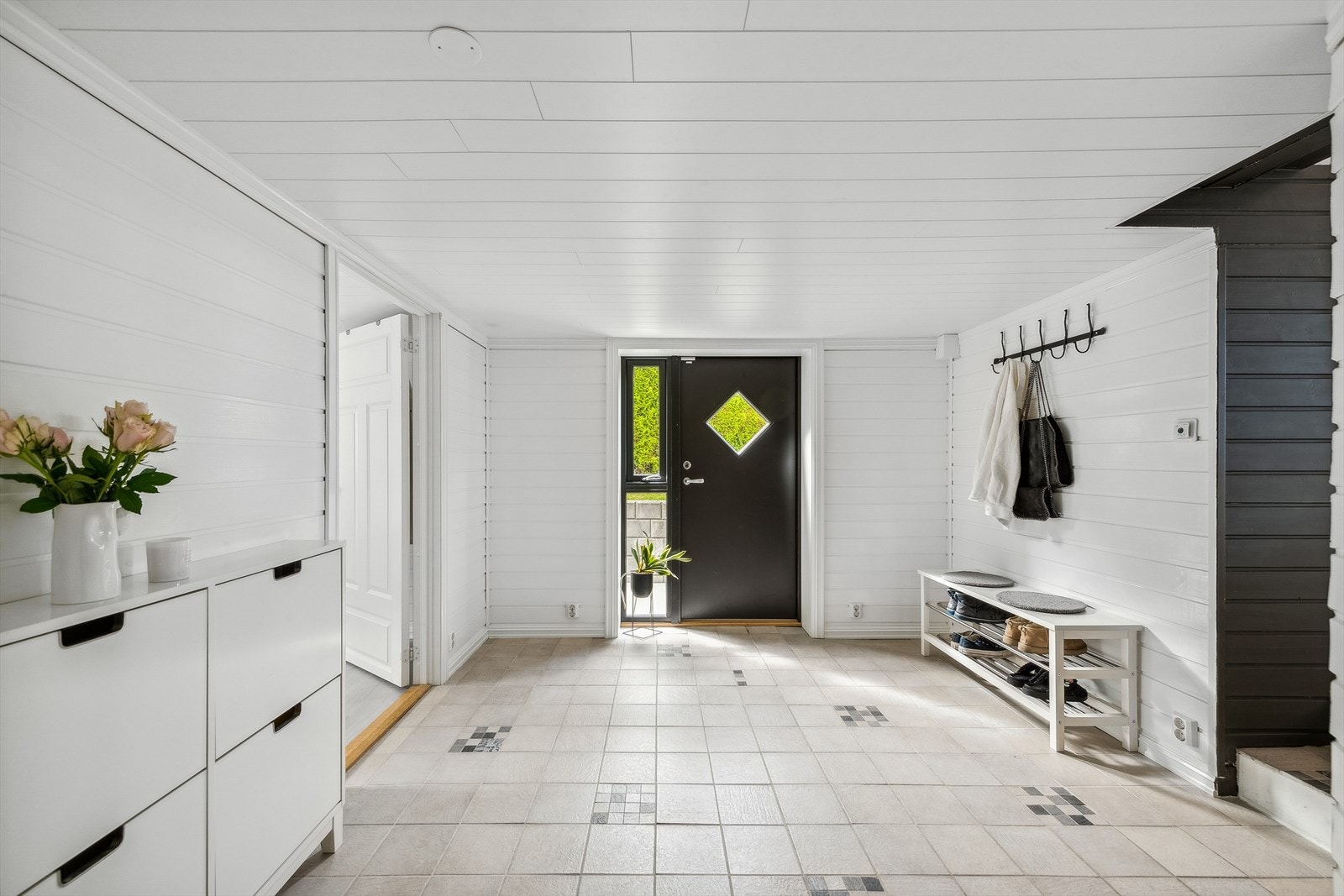 Gang i kjeller etasjen med videre adkomst til 3 soverom og med utgang ut Galleribilde
