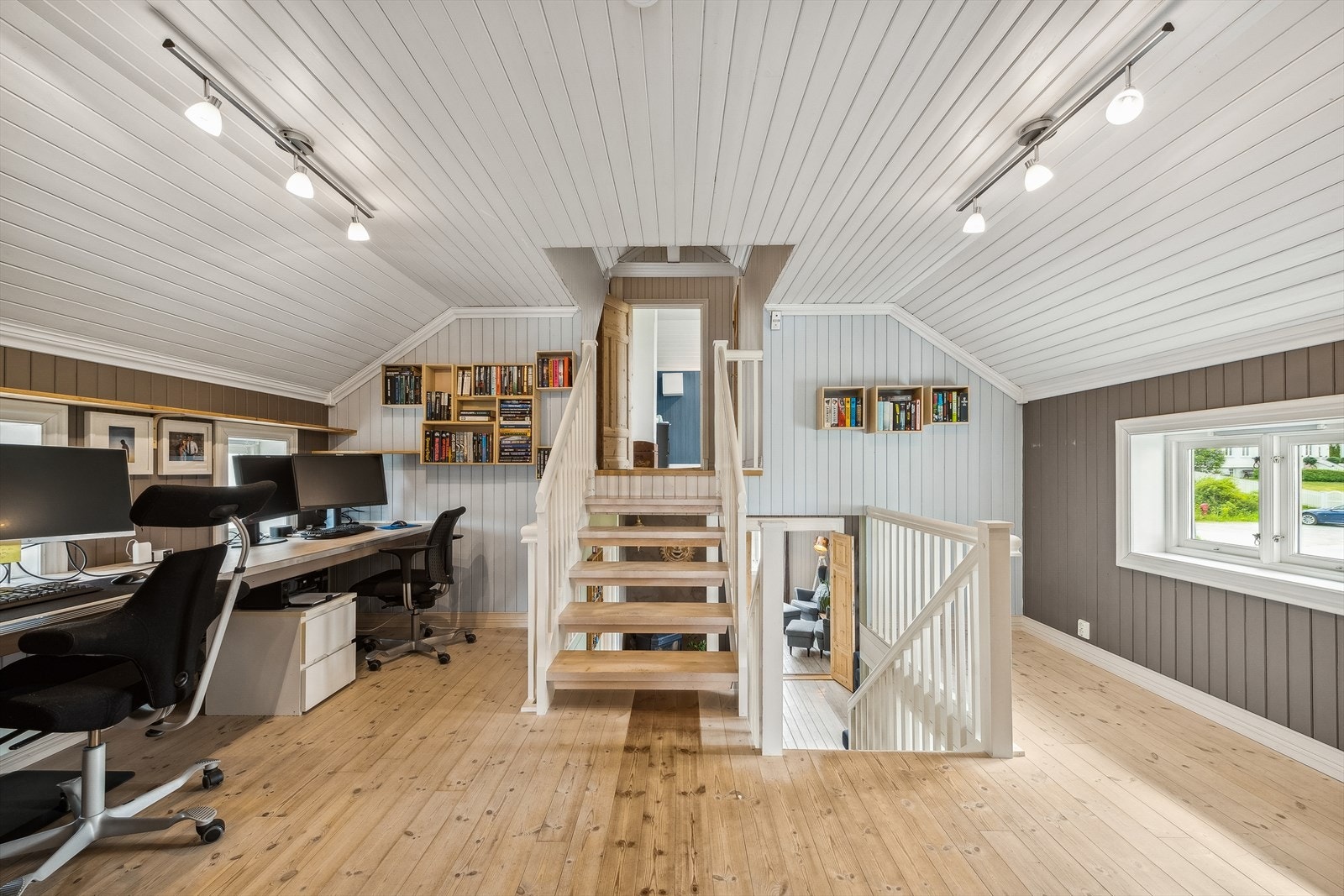 Videre er det adkomst til kontor, 2 soverom og bad. Trapp opp til ytterligere 2 soverom Galleribilde