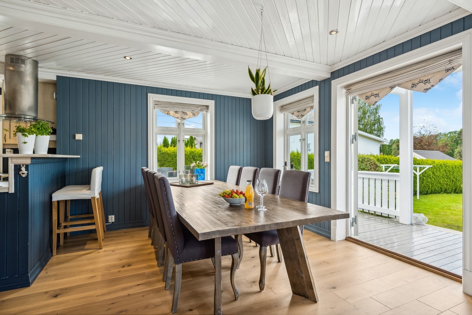 Spisestue med god plass til familie og gjester Galleribilde