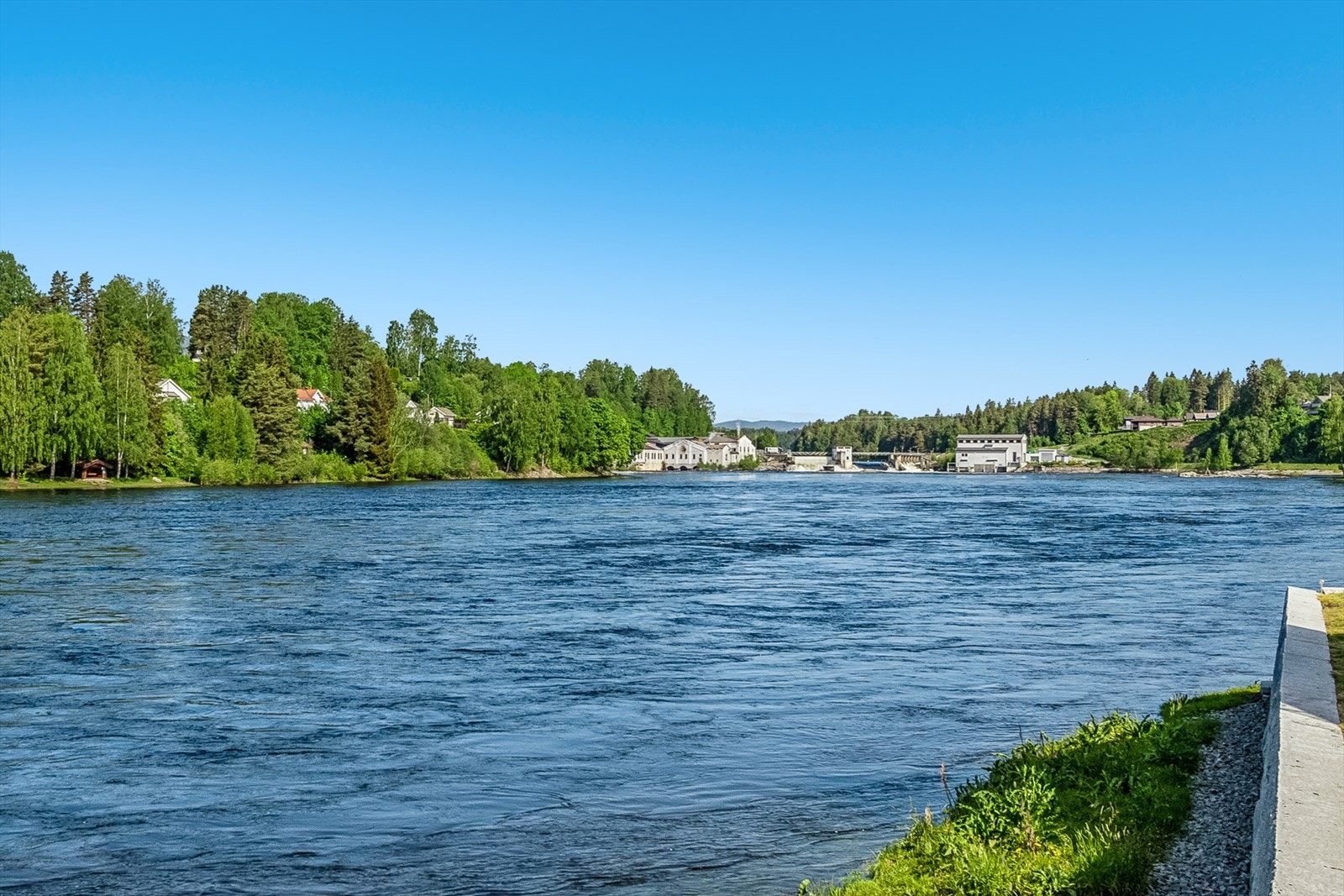 Rolig eiendom med flott utsikt til elven Galleribilde