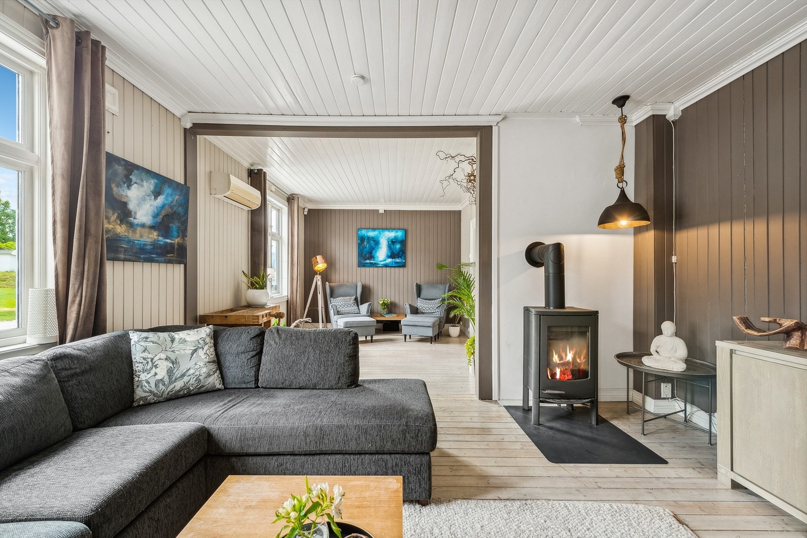 Stue i 2. etasje - god plass til å samle familie og gjester Galleribilde
