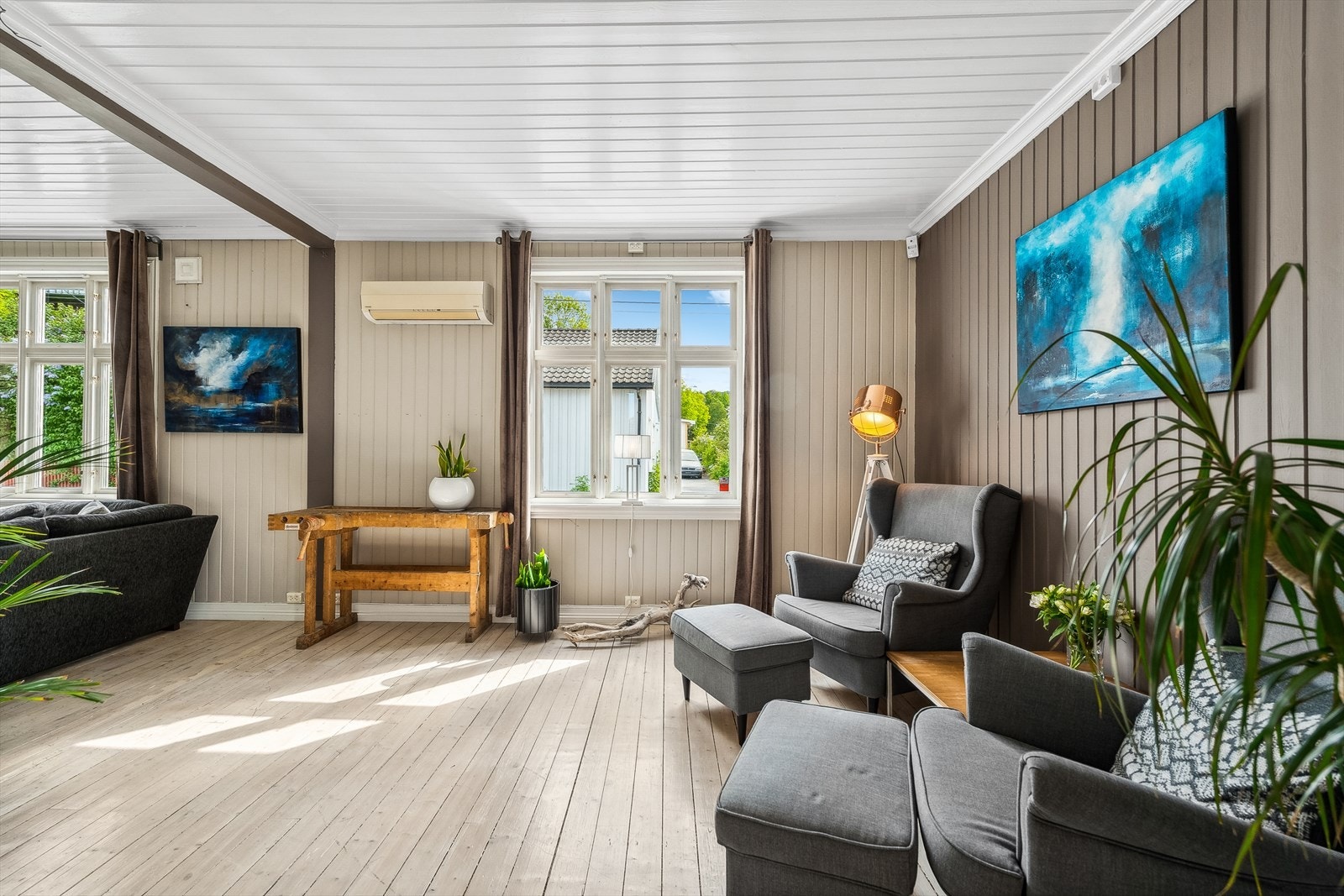 Stuen varmes opp med vedovn og varmepumpe Galleribilde
