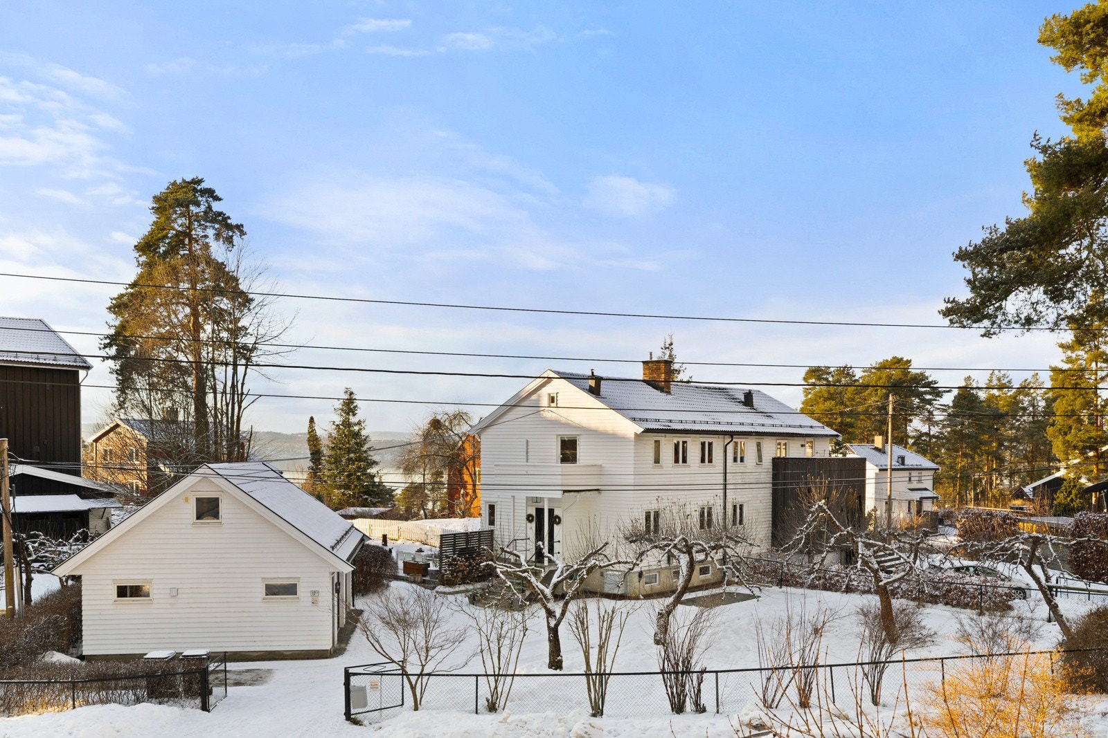 isolert dobbel garasje fra 2015 på 45 m² BRA (77 kvm gulvareal inkl. loft) som inneholder garasjerom med plass til 2 biler, gang med kjøkken, bad/wc og et innredet loft med lav takhøyde. Galleribilde