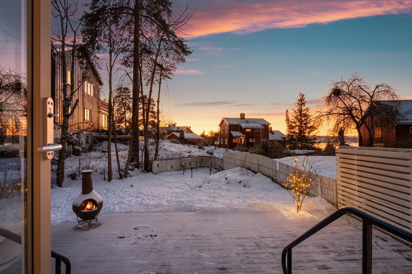 Direkte utgang til en solrik og skjermet hage med stor terrasse i kebony fra 2019. Galleribilde