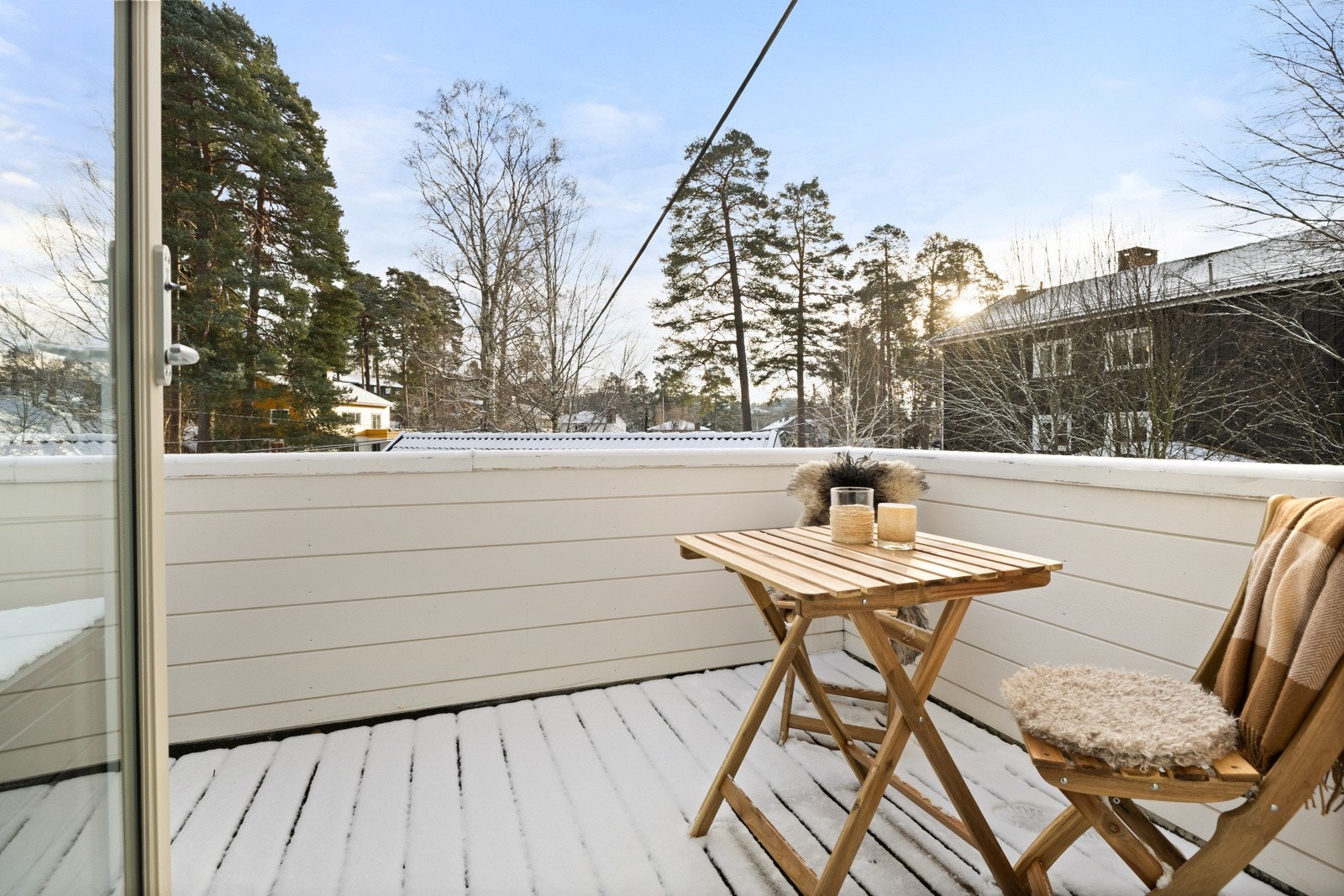 Koselig balkong med sol fra morgenen til langt utpå formiddagen. Galleribilde