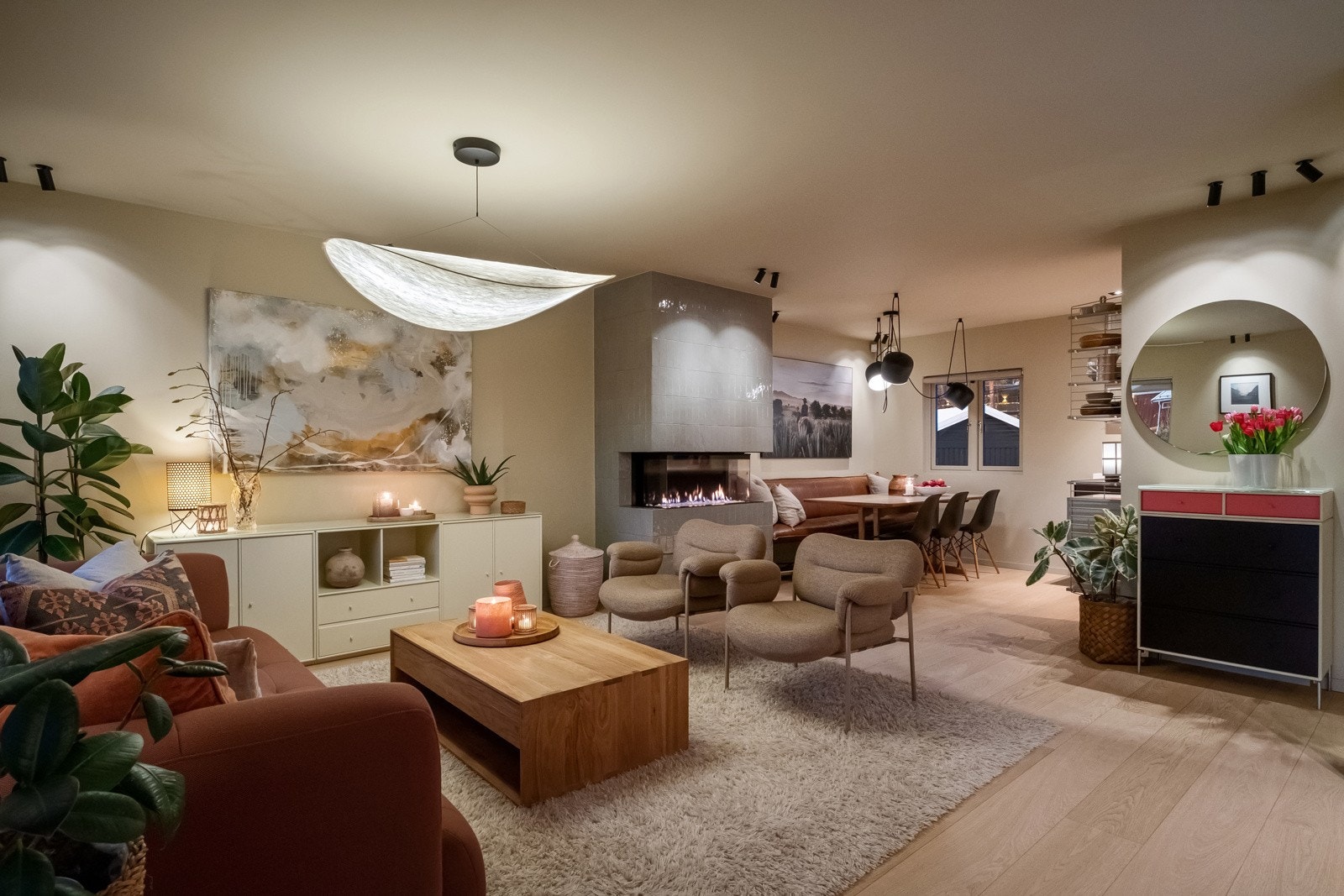 Belysningen er planlagt av en profesjonell lysdesigner, og levert av Light House Company. All belysning kan selvfølgelig dimmes. Galleribilde