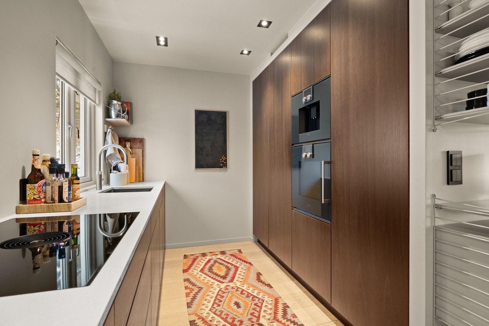 Påkostede hvitevarer fra Gaggenau og koketopp med innfelt ventilator med utluft fra Bora. Quooker blandebatteri som kan tappe kokende vann rett fra krana. Galleribilde