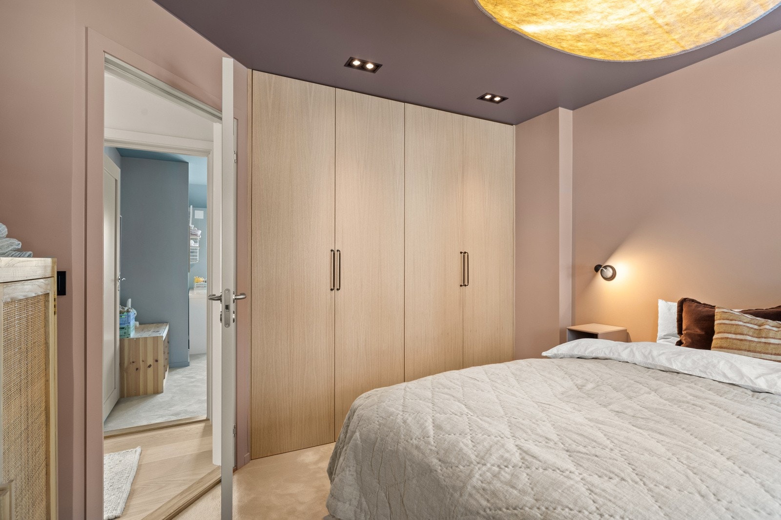 Plassbygd og romslig garderobe. Soverom 1 av 3. Galleribilde