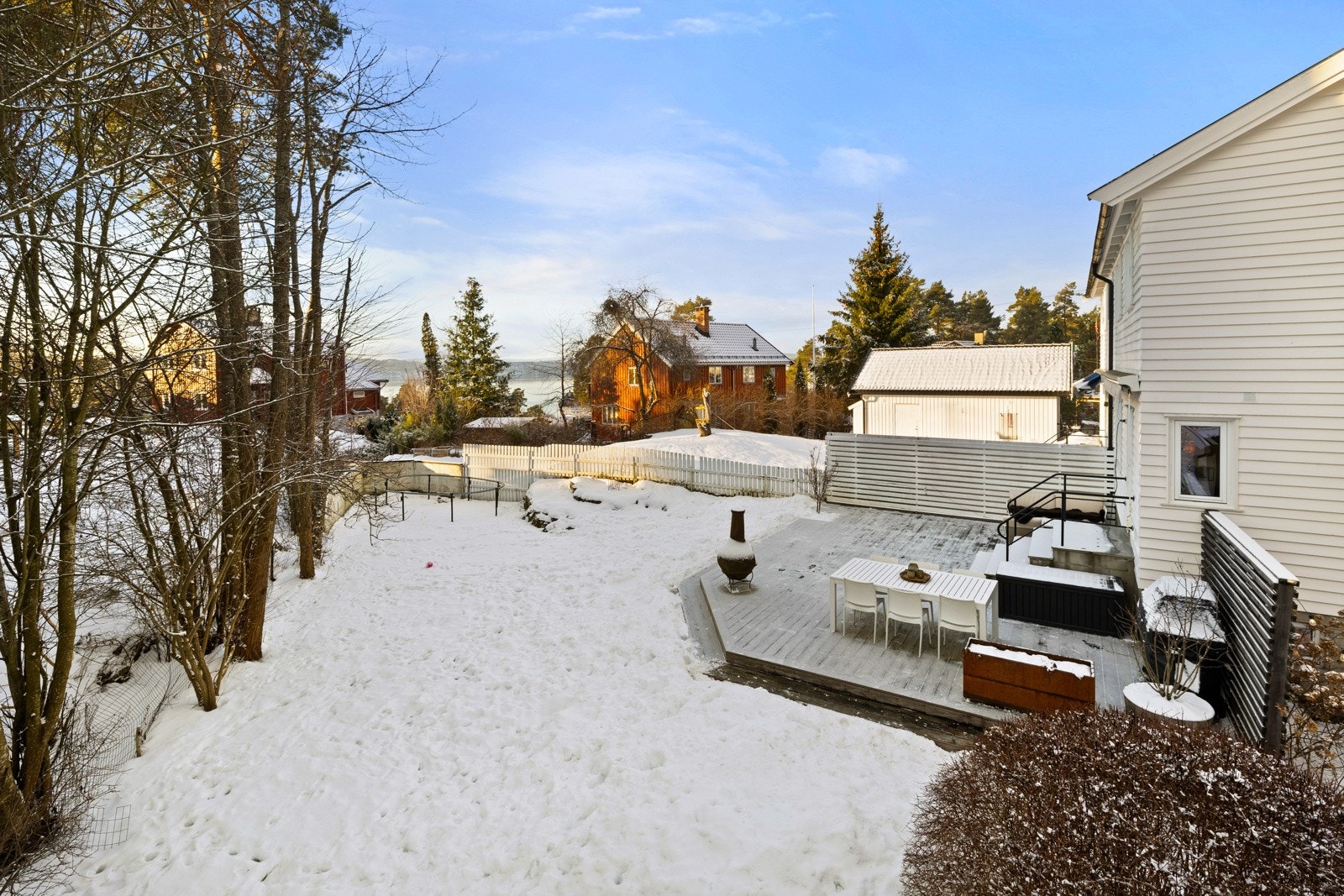 Utsikt fra loft i garasje. Galleribilde
