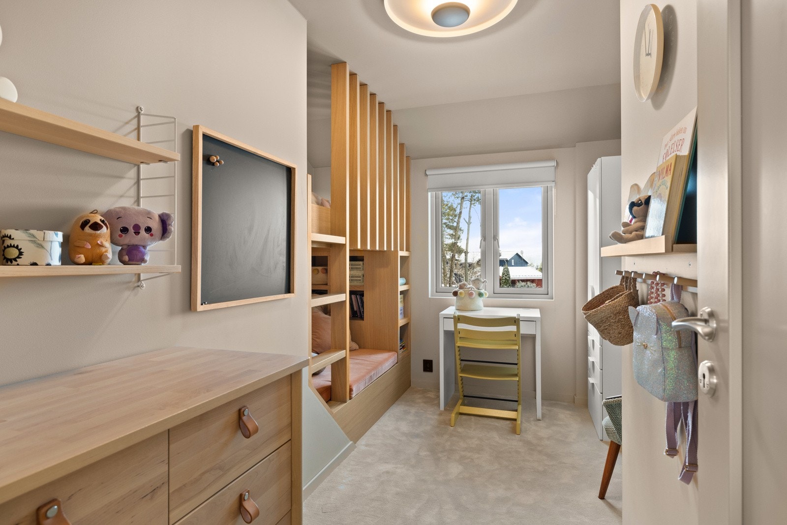 Plassbygd seng med en lun kosekrok. Soverom 2 av 3. Galleribilde