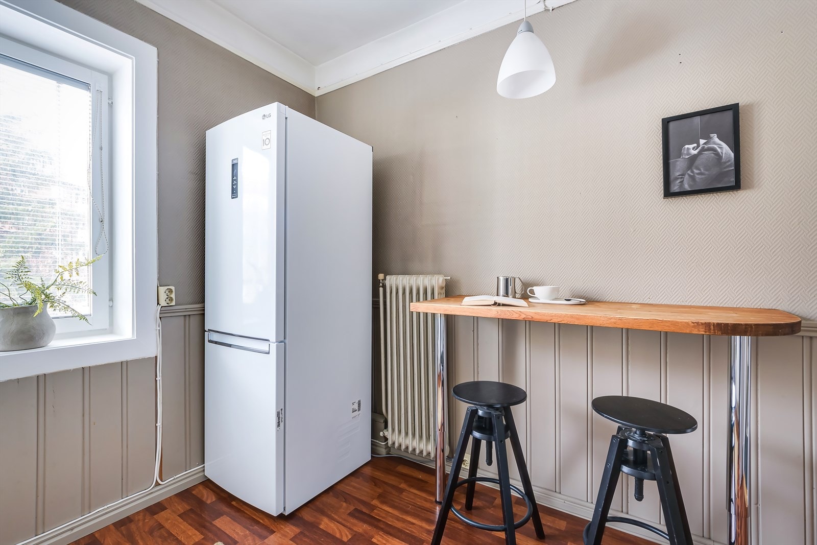 Det er også god plass til et stort frittstående kjøle/fryseskap. Galleribilde