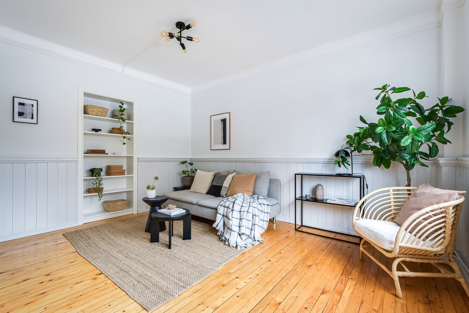 Det orginale treglulvet skaper en hyggelig og sjarmerende stemning i leiligheten. Galleribilde