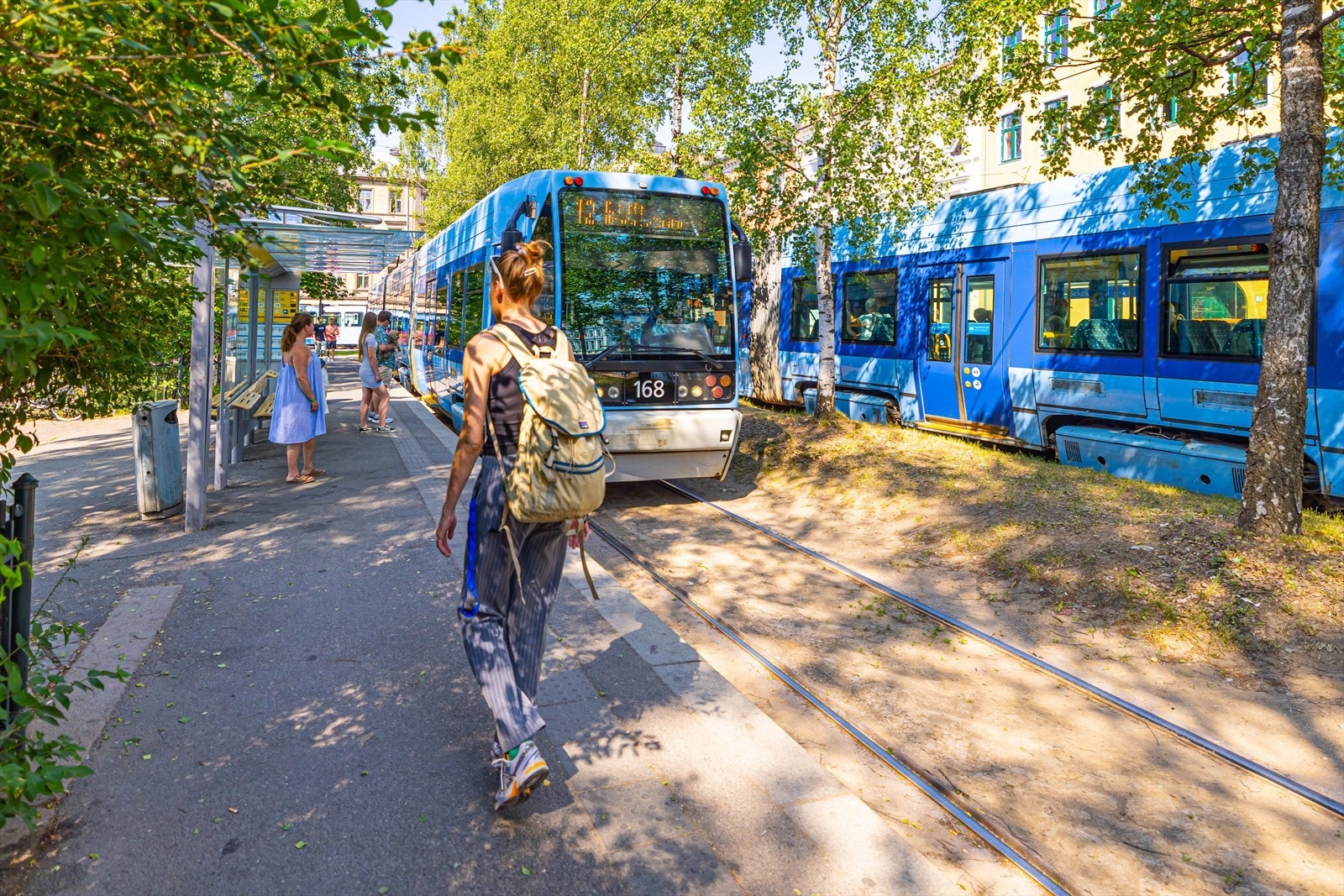 God offentlig kommunikasjon med buss og trikk i umiddelbar nærhet (Birkelunden trikkestopp) med trikk linje 11, 12 og 18. Fra Sannergata busstopp kan du ta buss 21 og 33, samt flybussen. Rett ved finner du også holdeplass for buss 30 som tar det direkte t Galleribilde